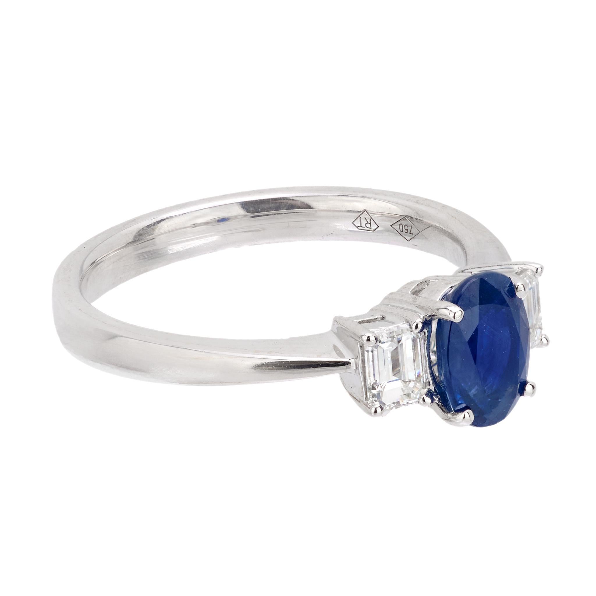 Moderne Bague de succession à trois pierres saphir et diamants 18 carats en vente