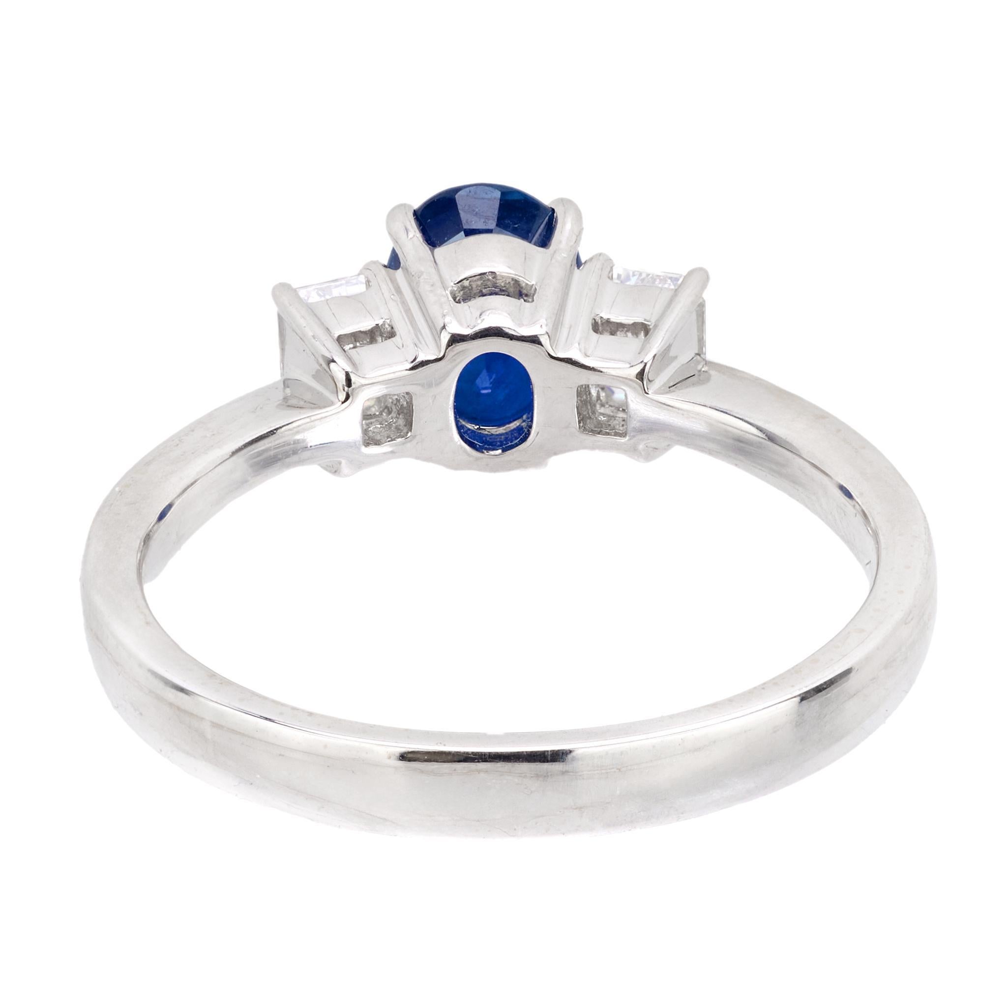 Taille ovale Bague de succession à trois pierres saphir et diamants 18 carats en vente