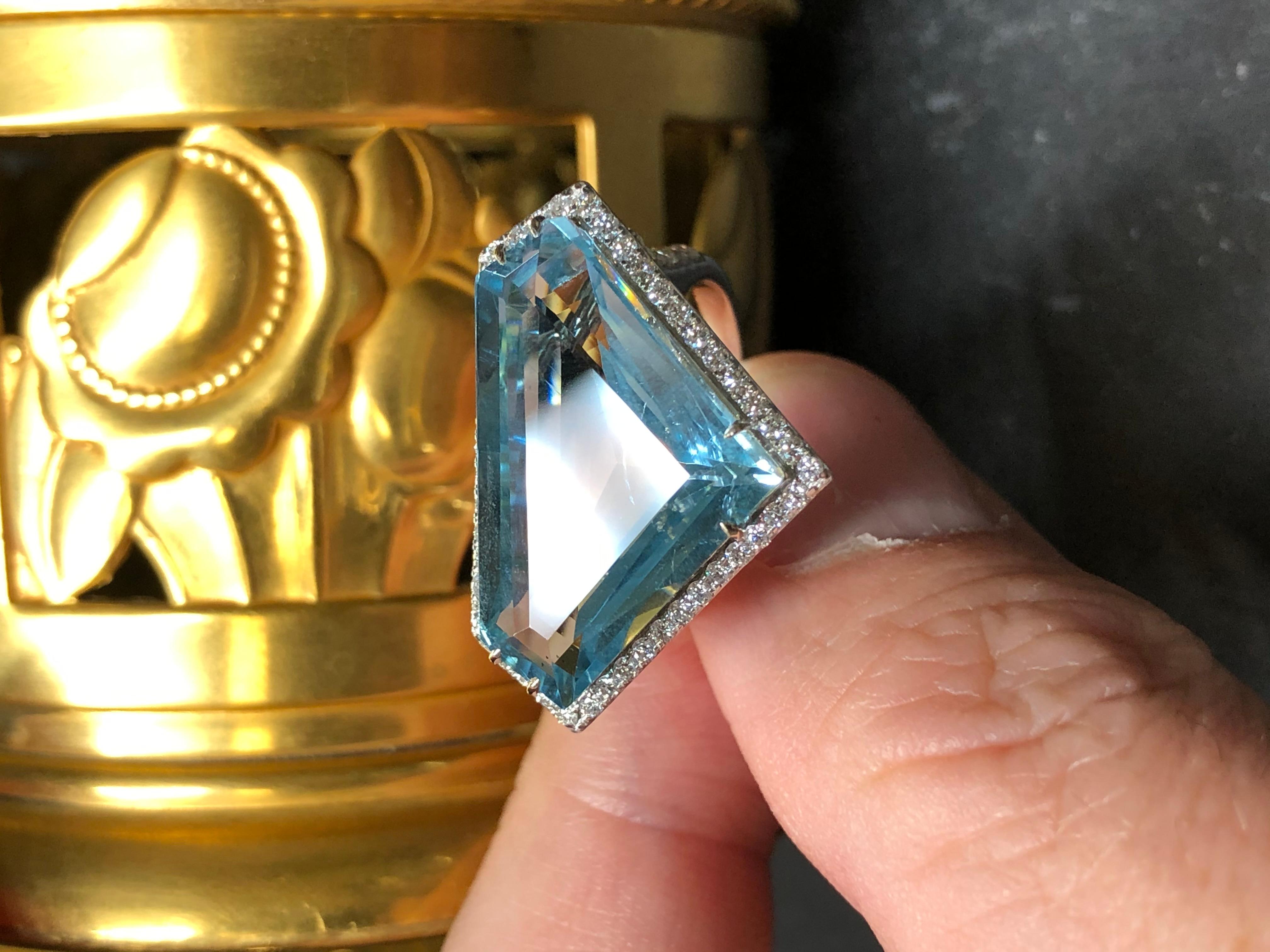 Contemporary Estate 18K Shield Cut Diamond Aquamarine Large Cocktail Ring 17.90cttw Sz 7.25 For Sale