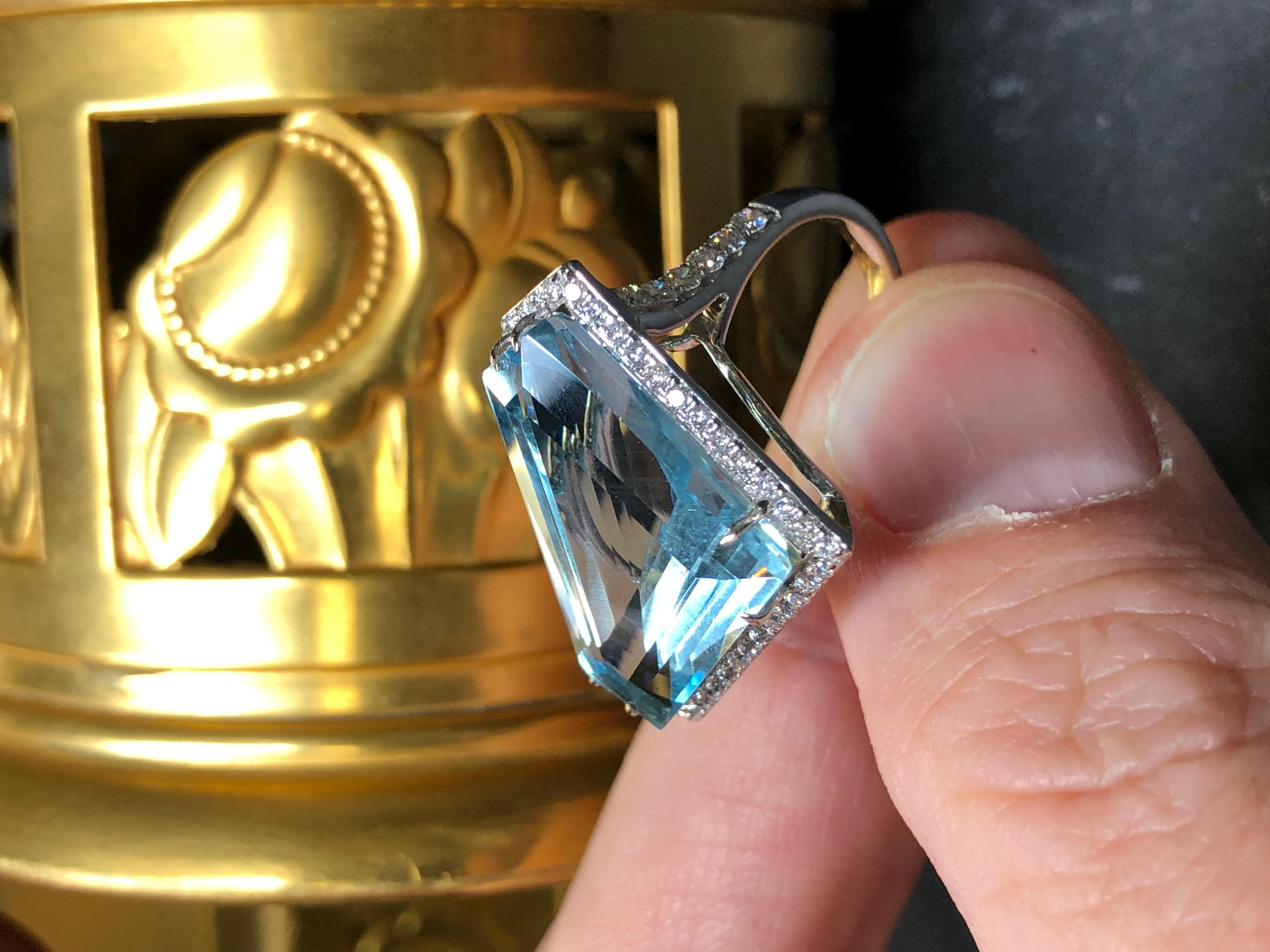 Estate 18K Shield Cut Diamond Aquamarine Large Cocktail Ring 17.90cttw Sz 7.25 In Excellent Condition In Winter Springs, FL