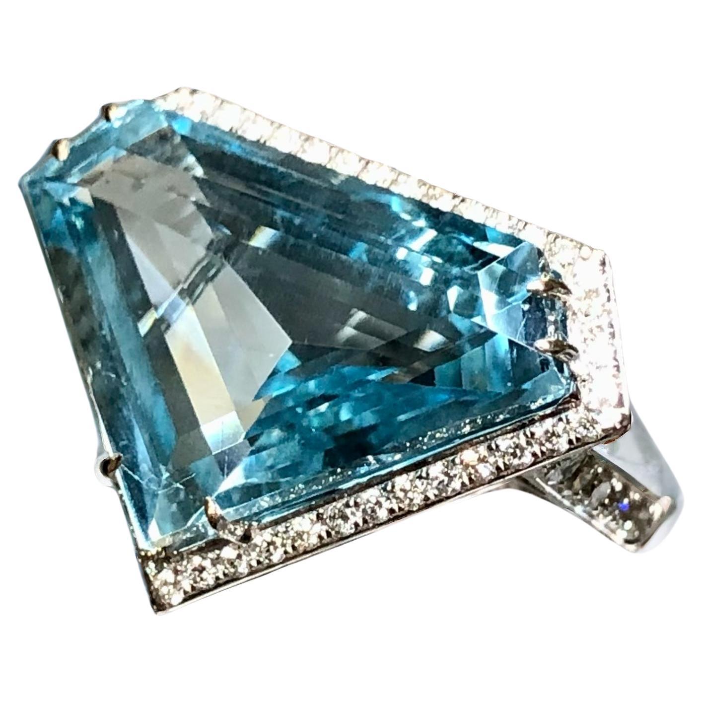Estate 18K Shield Cut Diamond Aquamarine Large Cocktail Ring 17.90cttw Sz 7.25 For Sale