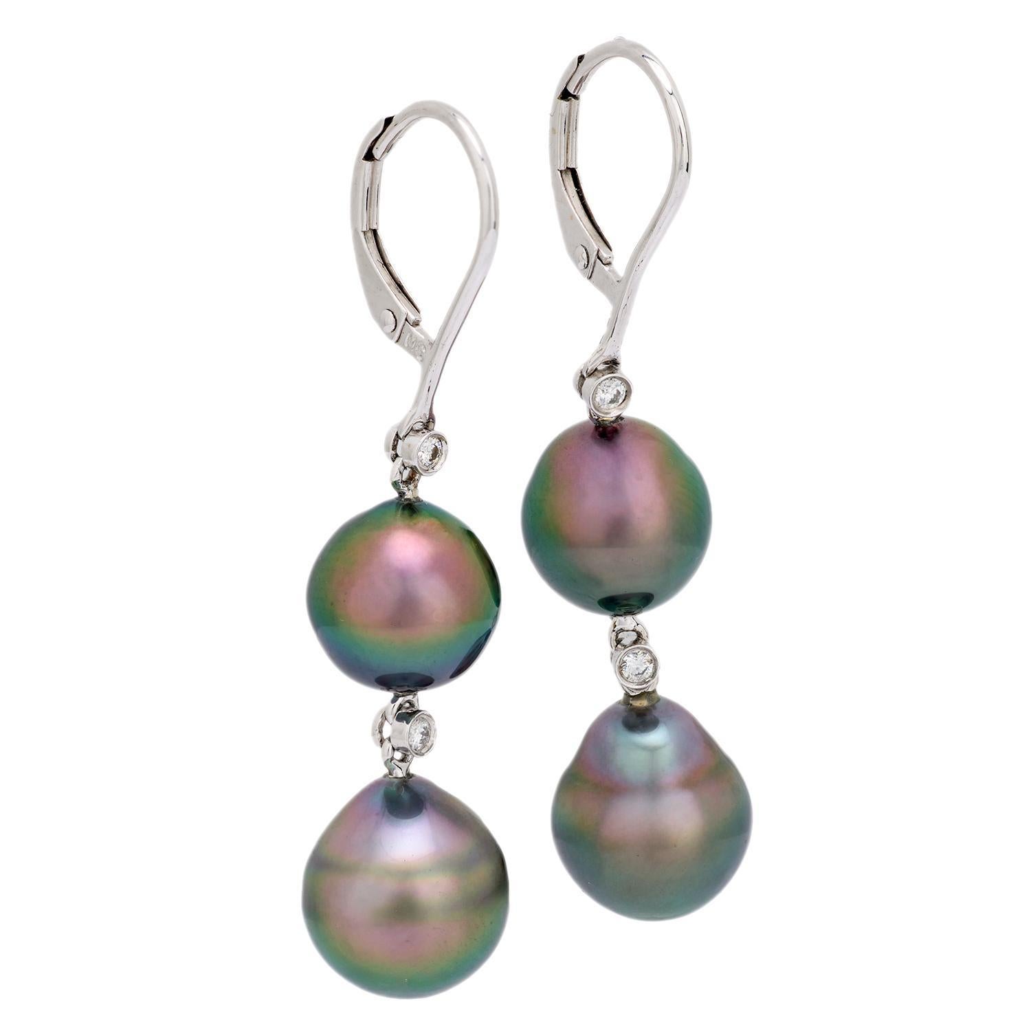 Un elegante paio di orecchini con perle e diamanti! Realizzato in oro bianco 18 carati, ogni orecchino inizia con una piccola montatura circolare con un diamante incastonato. L'orecchino presenta poi due perle di Tahiti, separate da un altro anello