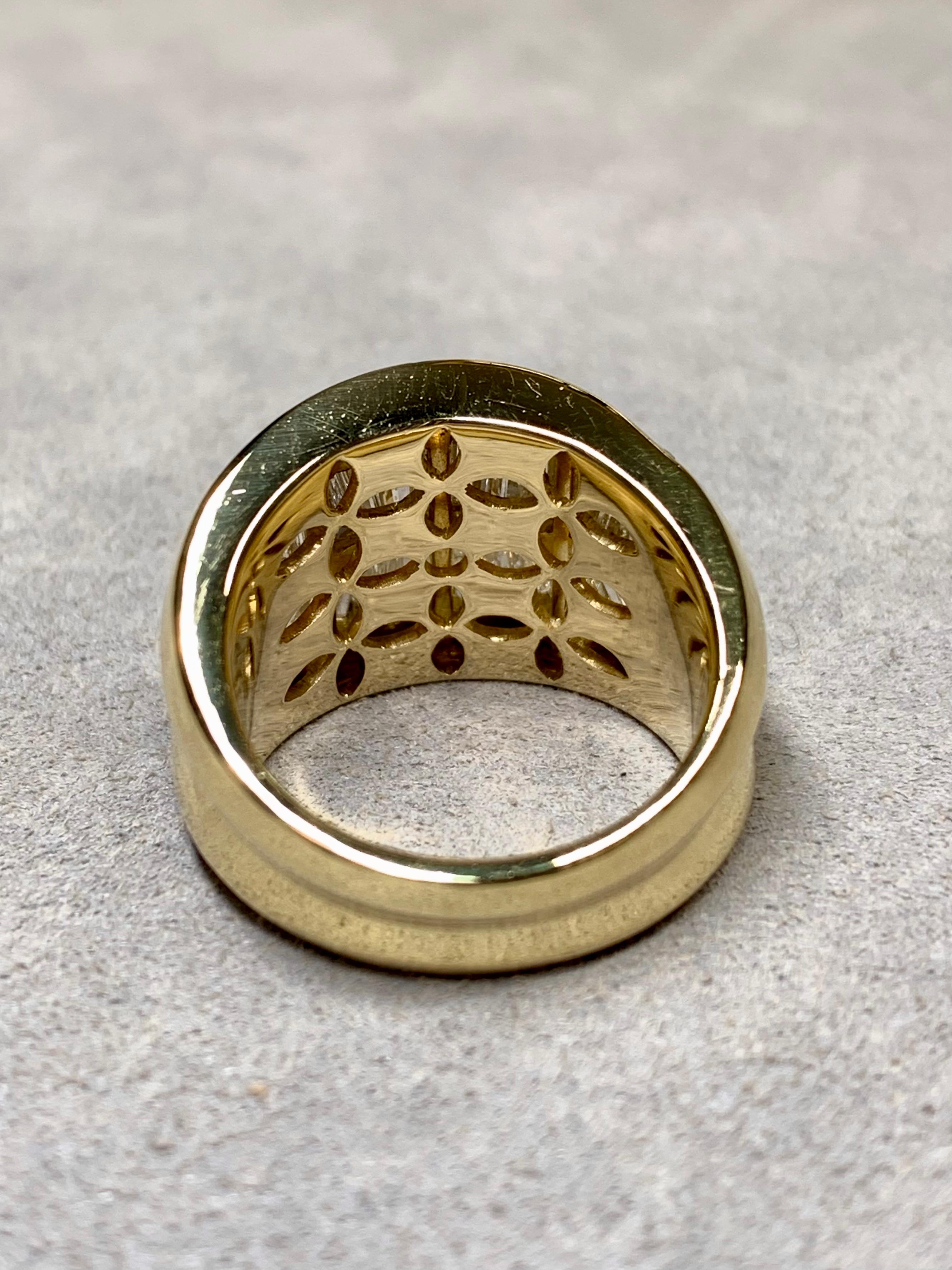 Une fabuleuse bague de cocktail à double rangée de diamants en or jaune 18 carats, sertie de diamants baguettes effilés de couleur H-J et de pureté Vs1-2, ainsi que de diamants ronds plus petits sertis en canal. Le poids total approximatif des