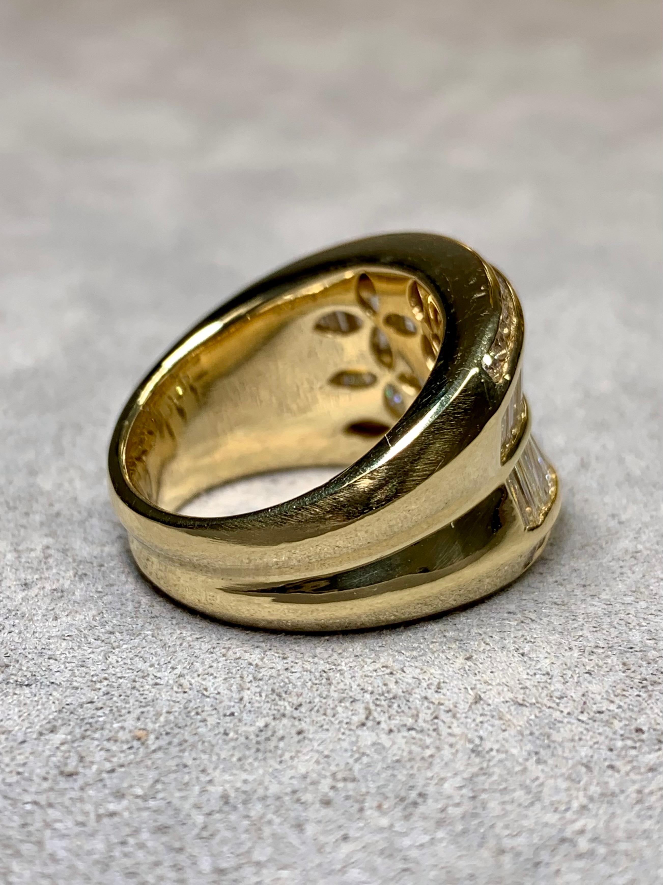 Contemporain Bague cocktail de succession 18 carats à double rangée de diamants ronds baguettes effilés 5,20 ctw en vente