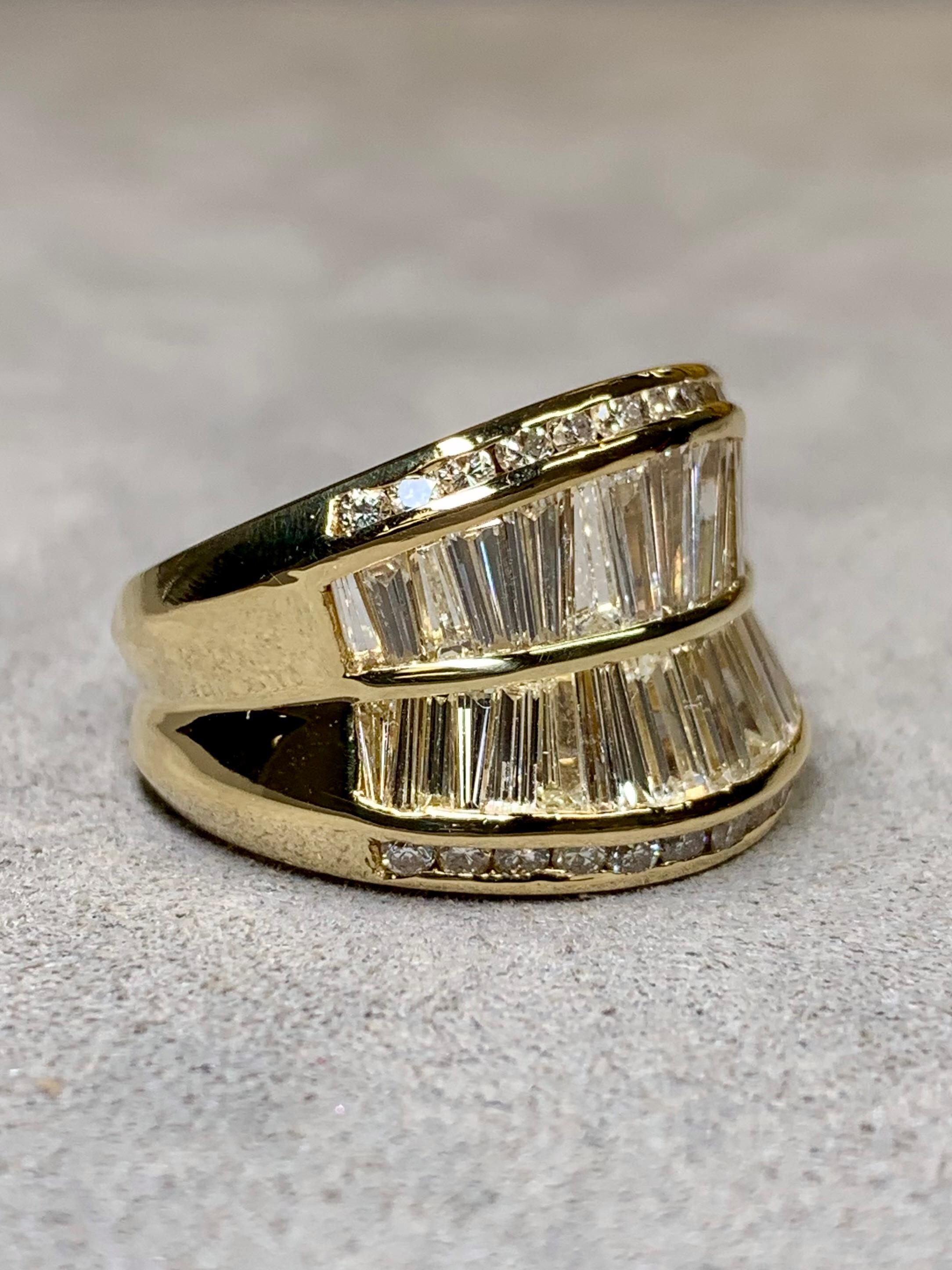 Taille baguette Bague cocktail de succession 18 carats à double rangée de diamants ronds baguettes effilés 5,20 ctw en vente