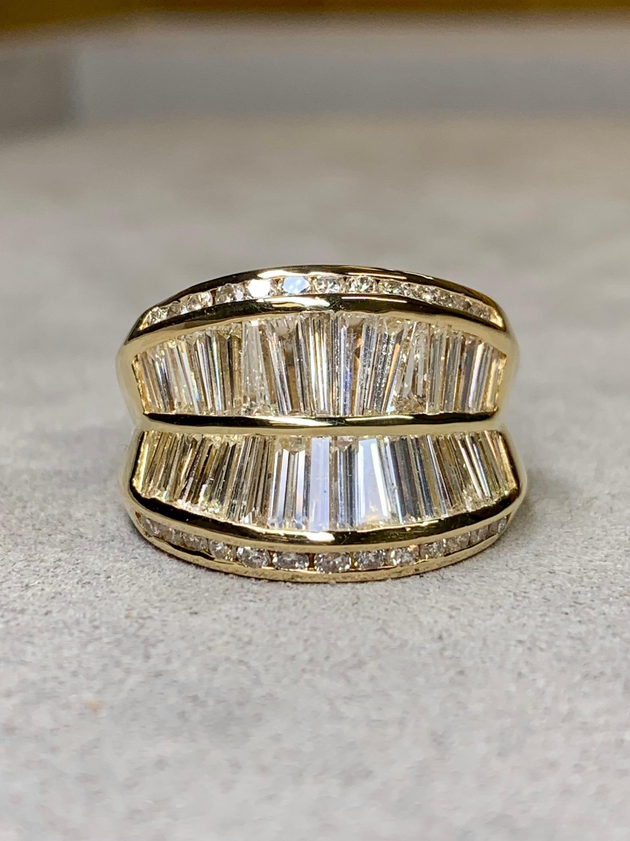 Bague cocktail de succession 18 carats à double rangée de diamants ronds baguettes effilés 5,20 ctw Excellent état - En vente à Winter Springs, FL