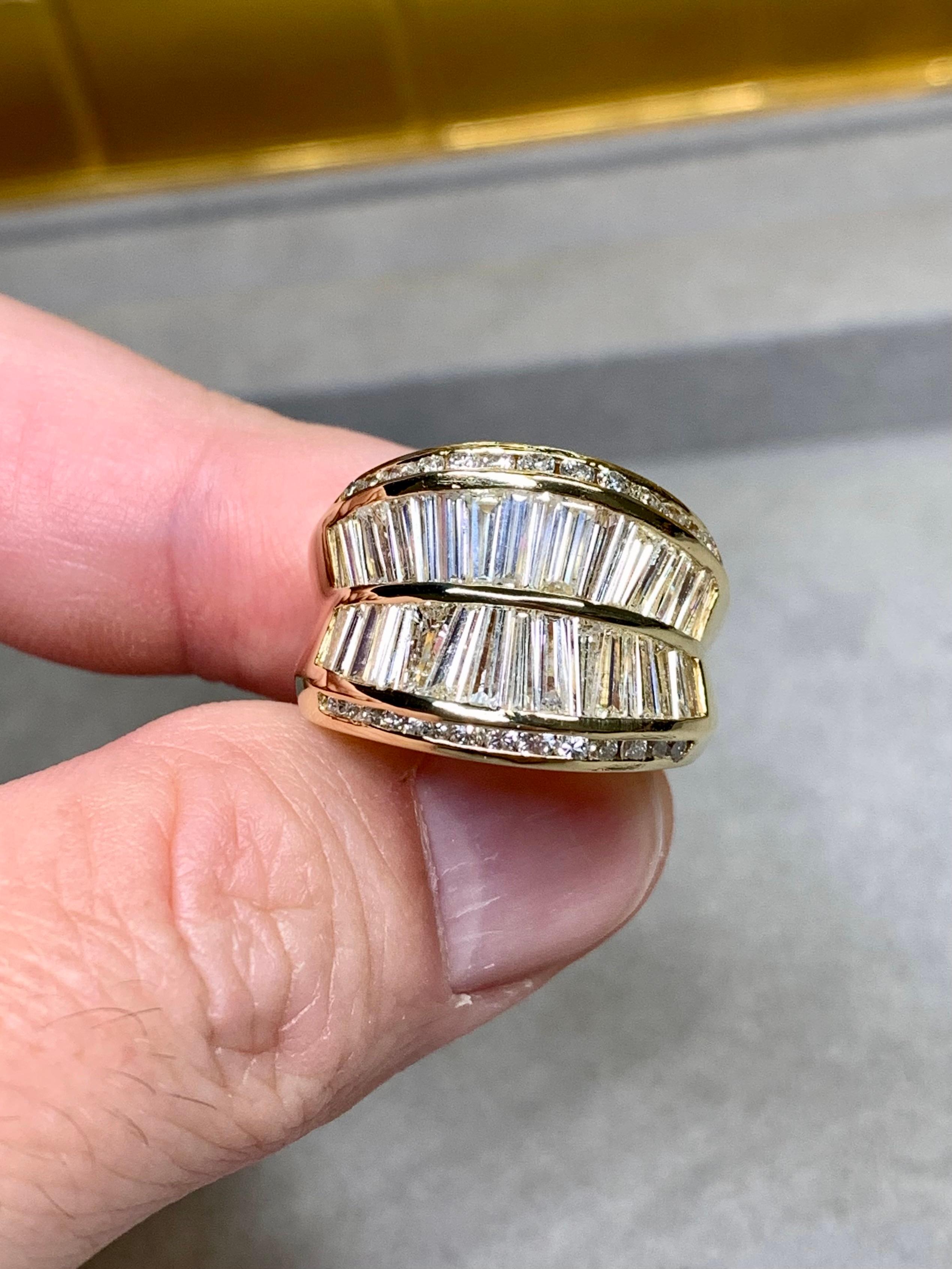 Bague cocktail de succession 18 carats à double rangée de diamants ronds baguettes effilés 5,20 ctw Unisexe en vente