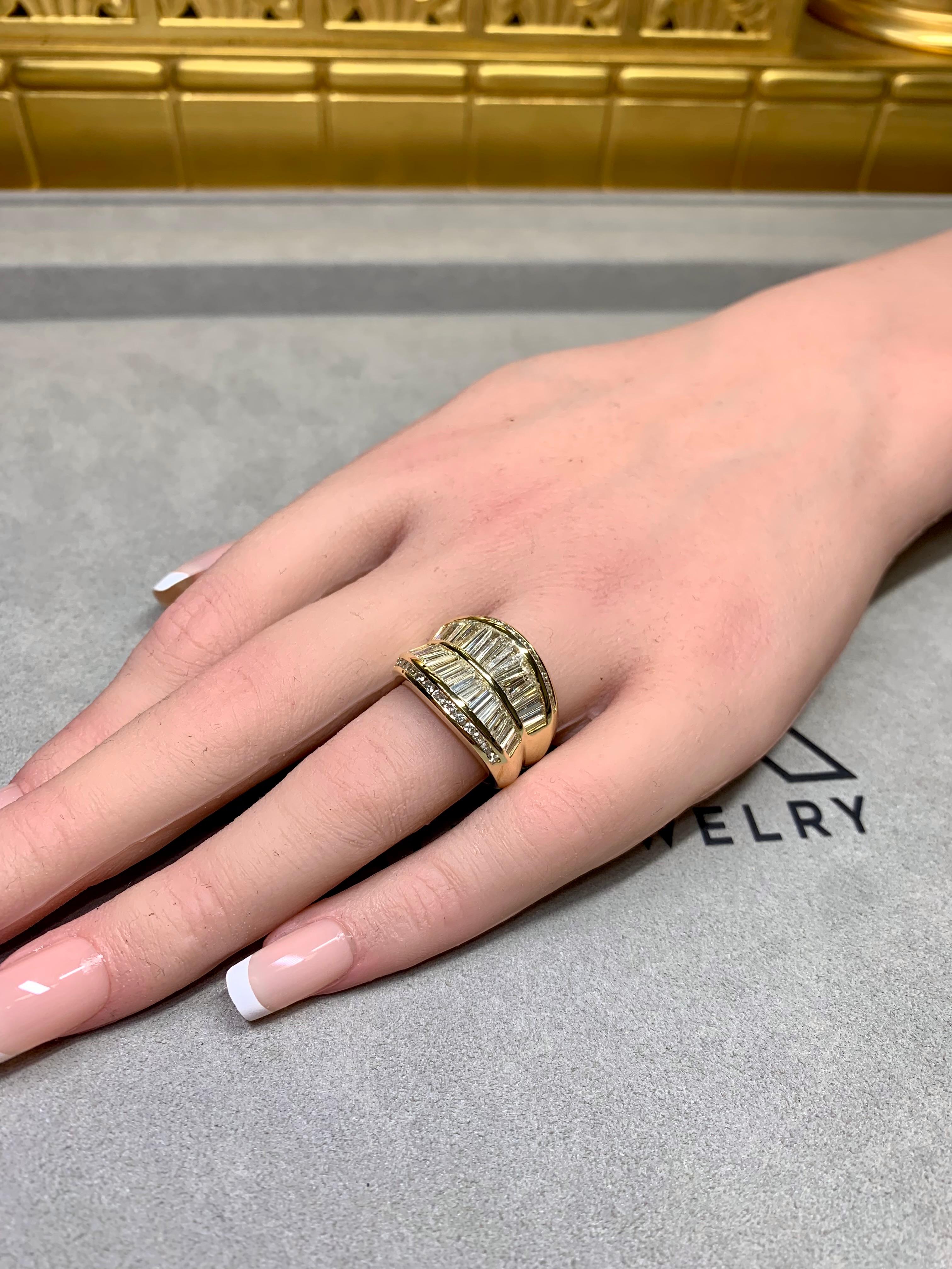 Bague cocktail de succession 18 carats à double rangée de diamants ronds baguettes effilés 5,20 ctw en vente 1