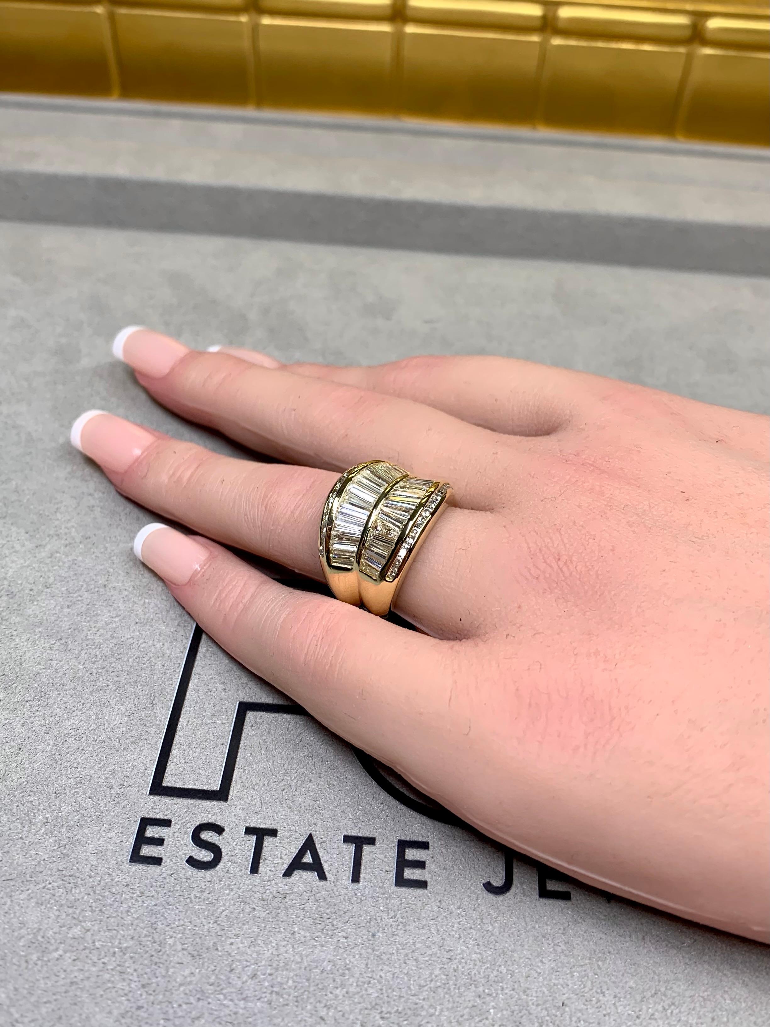 Bague cocktail de succession 18 carats à double rangée de diamants ronds baguettes effilés 5,20 ctw en vente 2