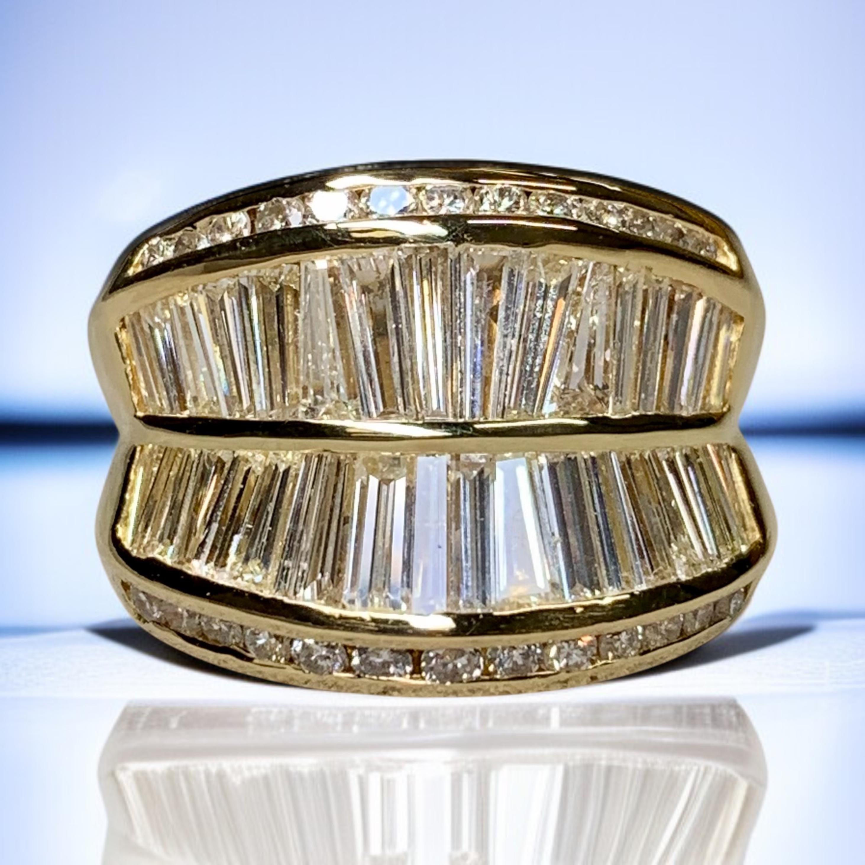 Bague cocktail de succession 18 carats à double rangée de diamants ronds baguettes effilés 5,20 ctw en vente 3