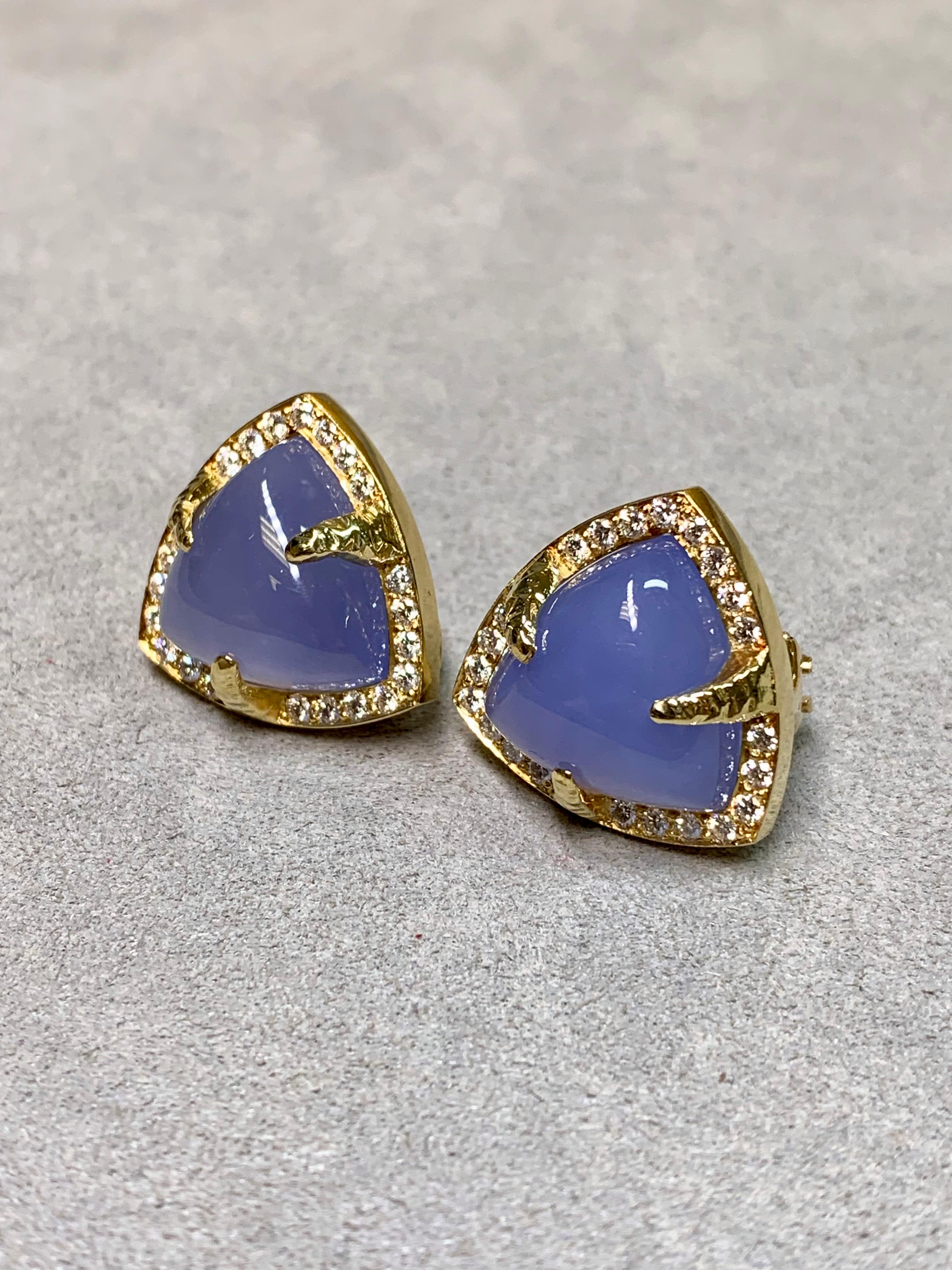 Contemporain Estate 18K Boucles d'oreilles triangle cabochon calcédoine diamant Huggie Omega Back en vente
