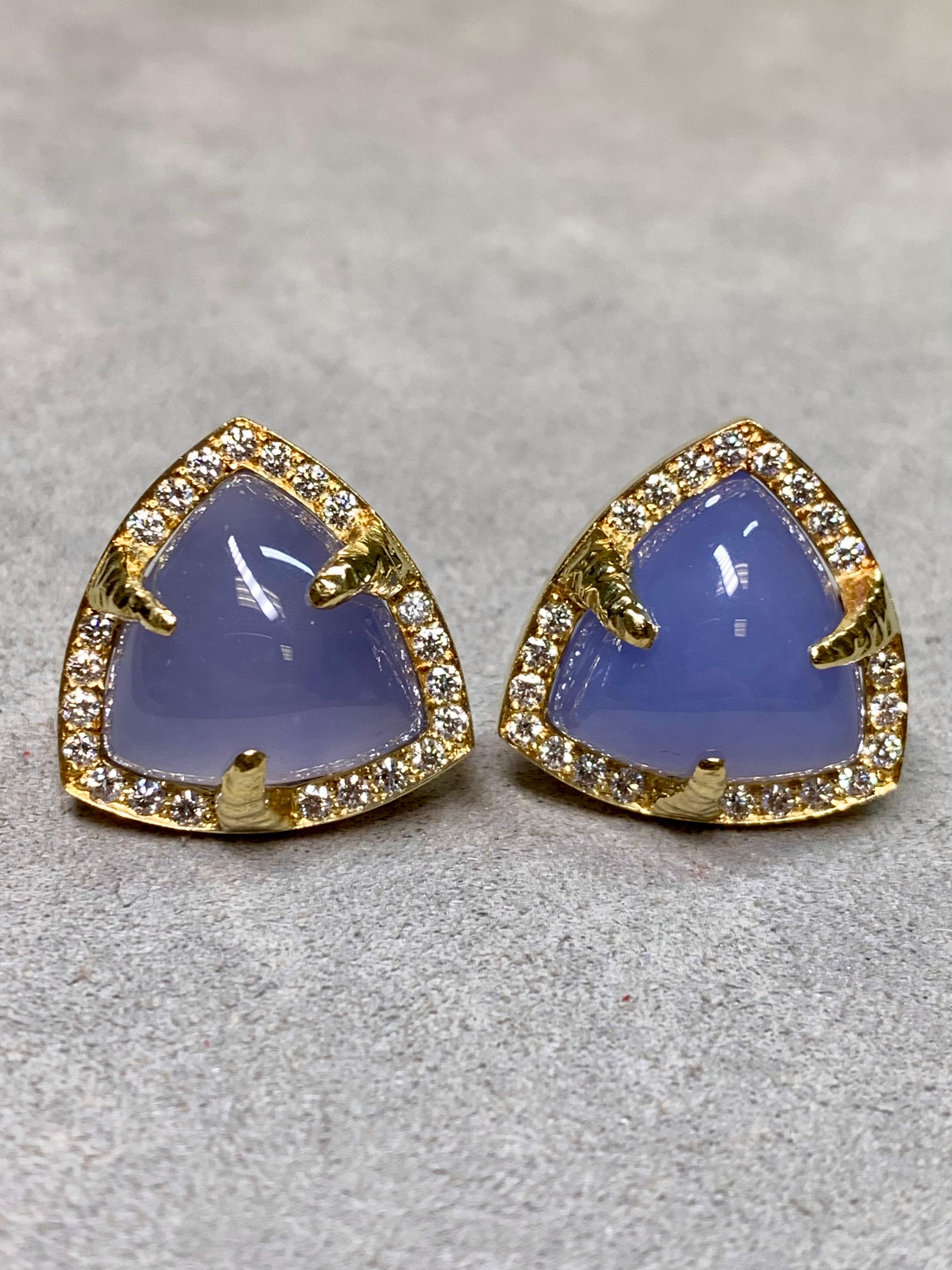 Taille ronde Estate 18K Boucles d'oreilles triangle cabochon calcédoine diamant Huggie Omega Back en vente