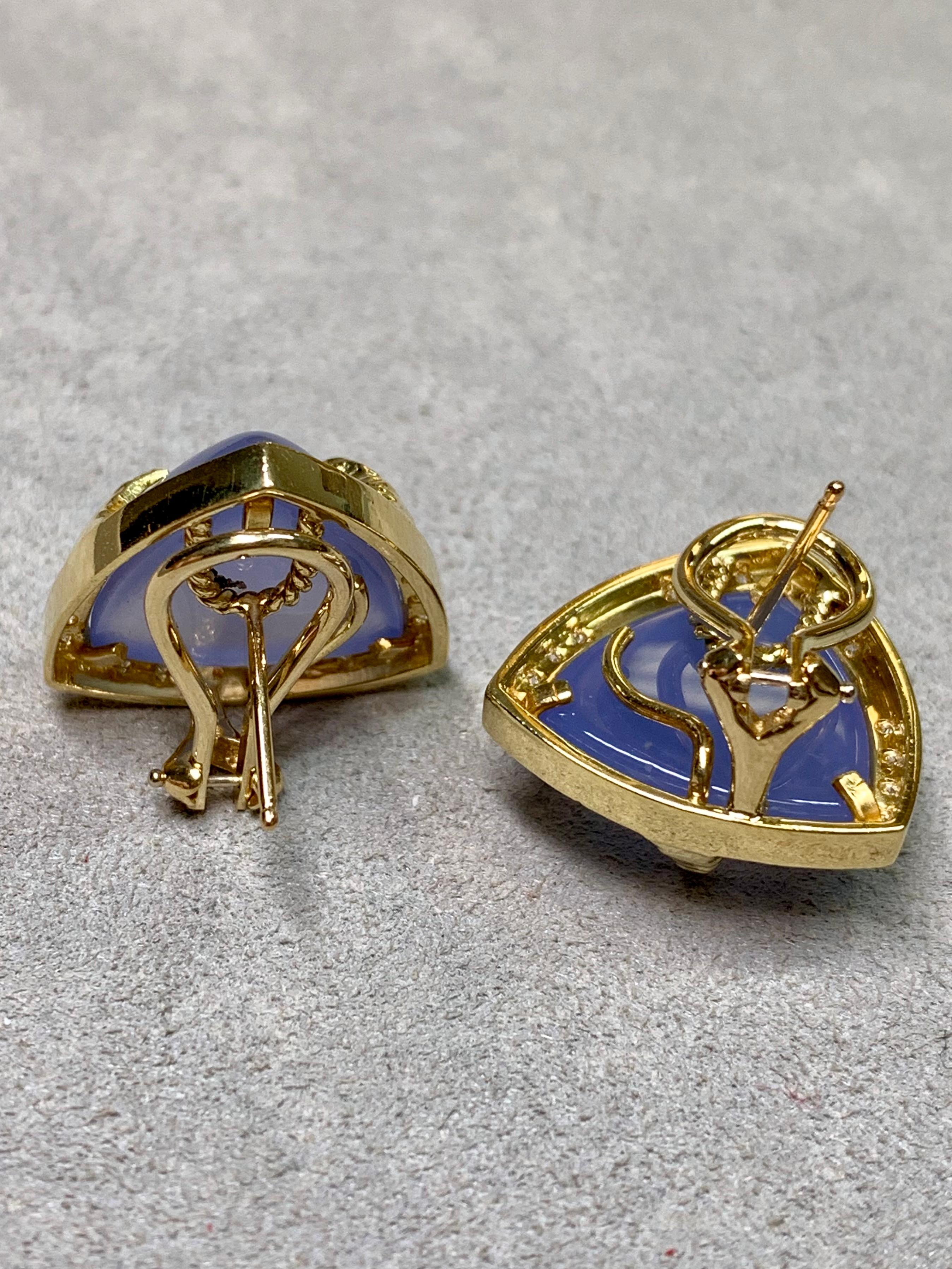 Estate 18K Boucles d'oreilles triangle cabochon calcédoine diamant Huggie Omega Back Excellent état - En vente à Winter Springs, FL