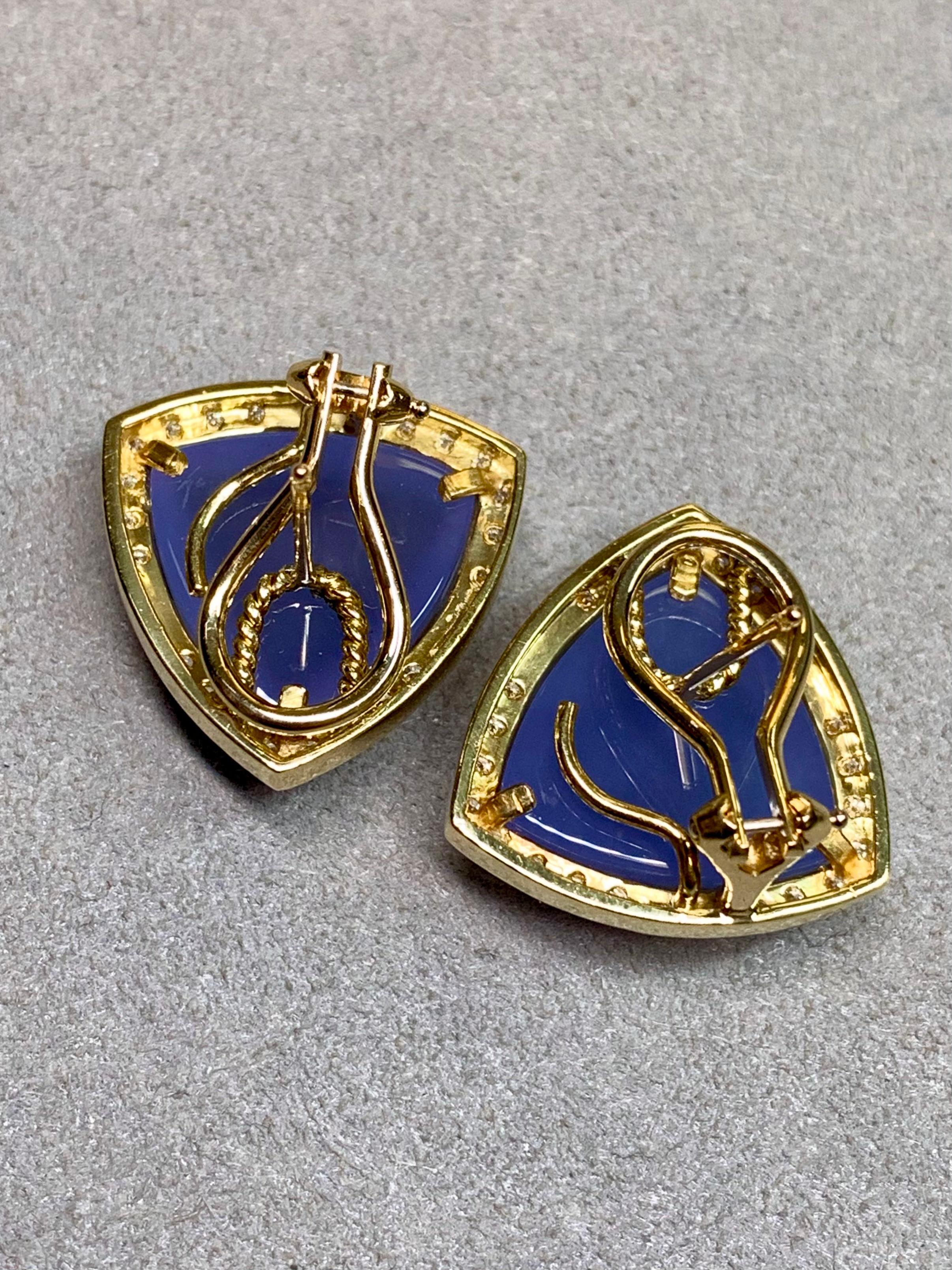 Estate 18K Boucles d'oreilles triangle cabochon calcédoine diamant Huggie Omega Back Unisexe en vente
