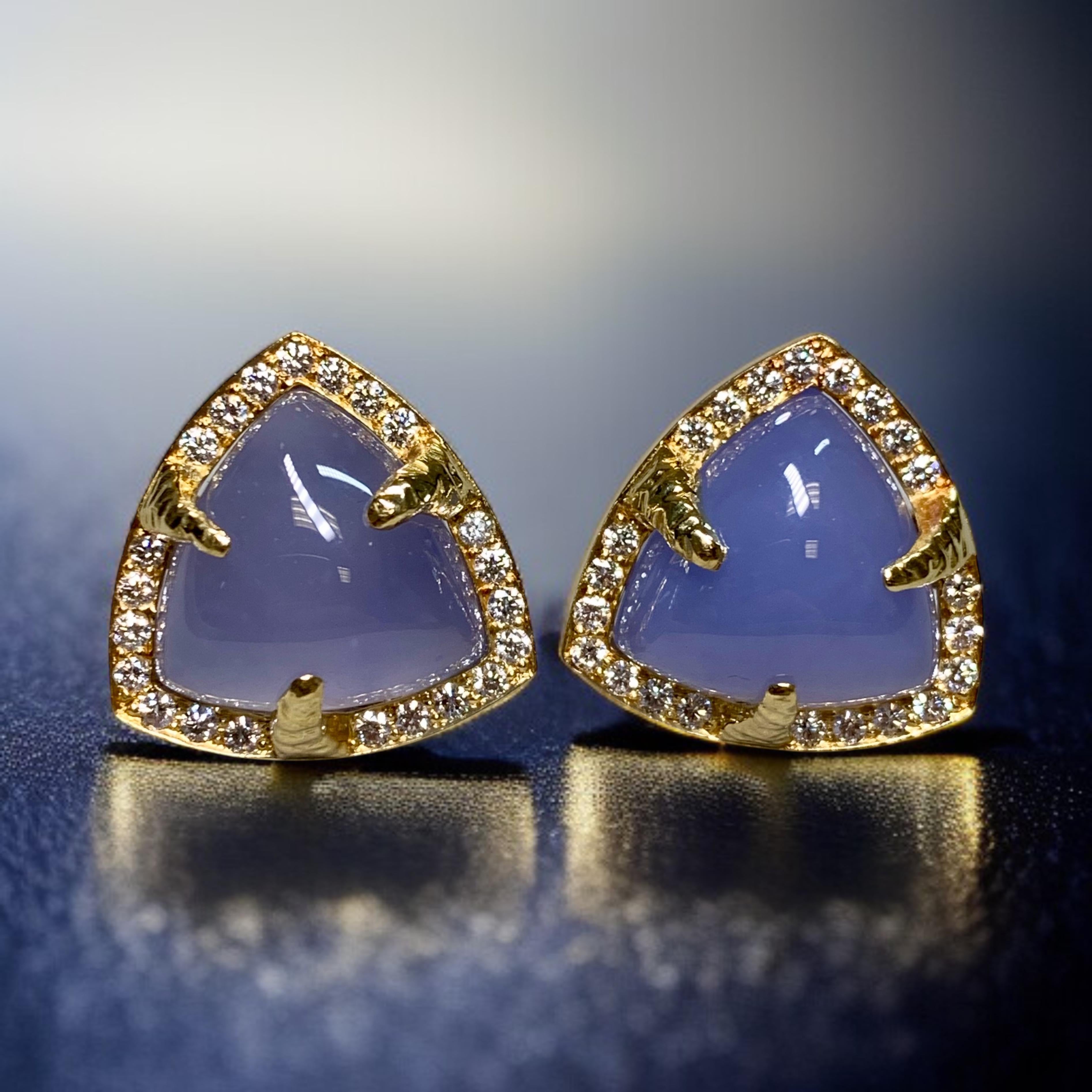 Estate 18K Boucles d'oreilles triangle cabochon calcédoine diamant Huggie Omega Back en vente 1