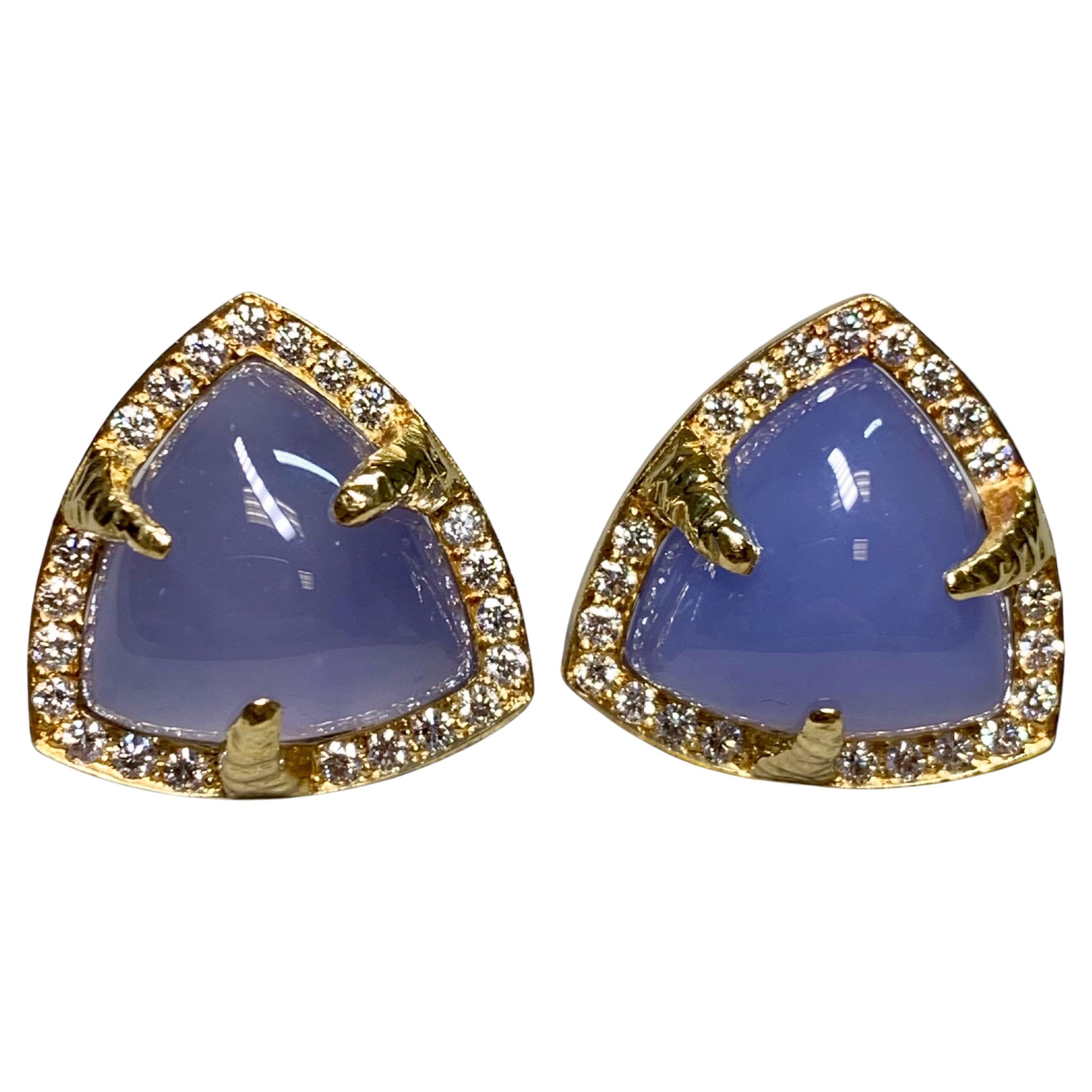 Estate 18K Boucles d'oreilles triangle cabochon calcédoine diamant Huggie Omega Back en vente