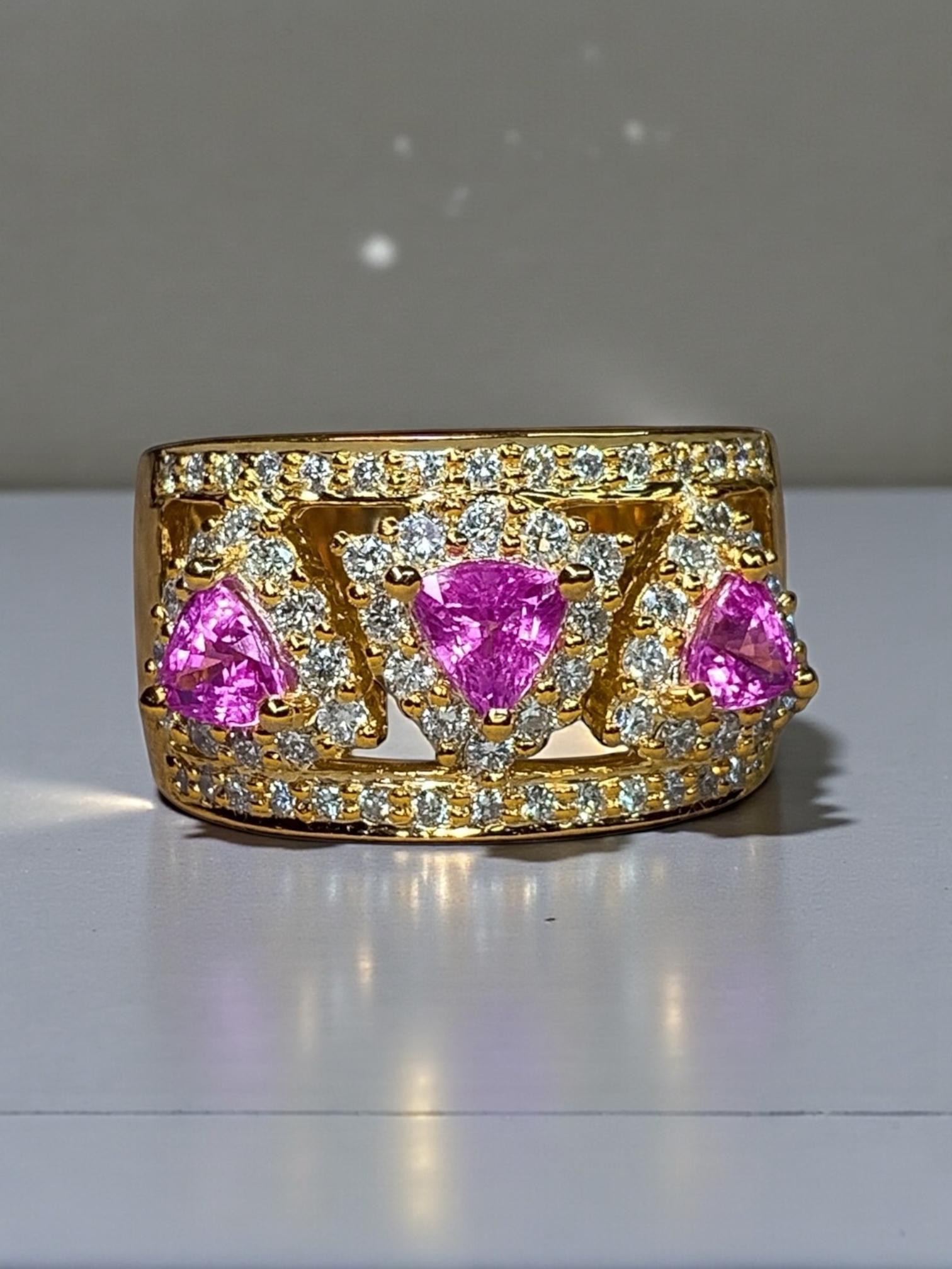Estate 18K Trilliant Pink Sapphire Diamond Openwork Wide Band Cocktail Ring Sz 7 im Angebot 4