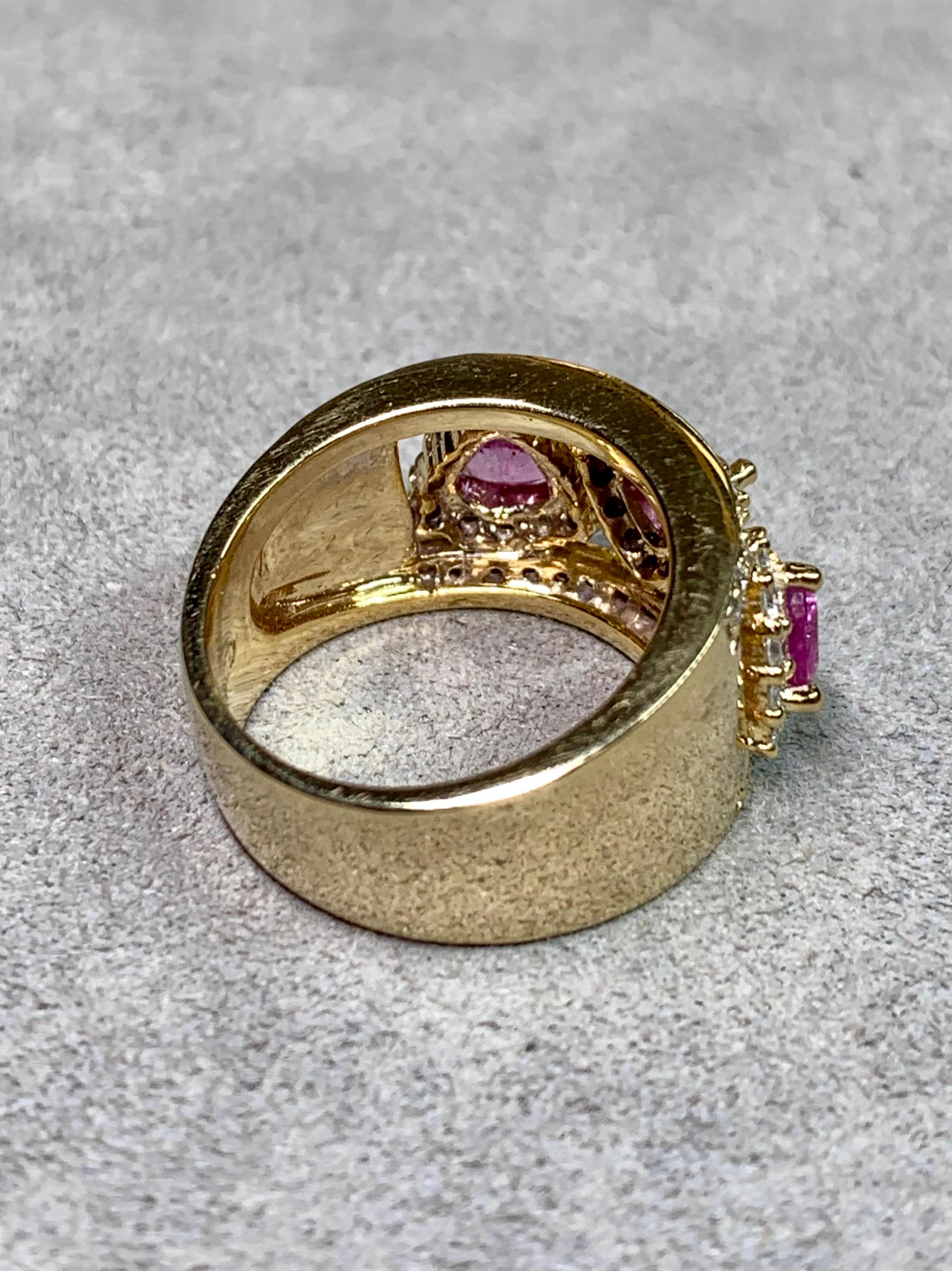 Ein breiter, fein gearbeiteter Ring aus 18 Karat Gelbgold mit einer ausgewogenen Anordnung von Diamanten und farbenprächtigen Edelsteinen. Das Schmuckstück ist mit runden Diamanten von ca. 1,00 Karat Gesamtgewicht besetzt, die in der Farbe von G bis