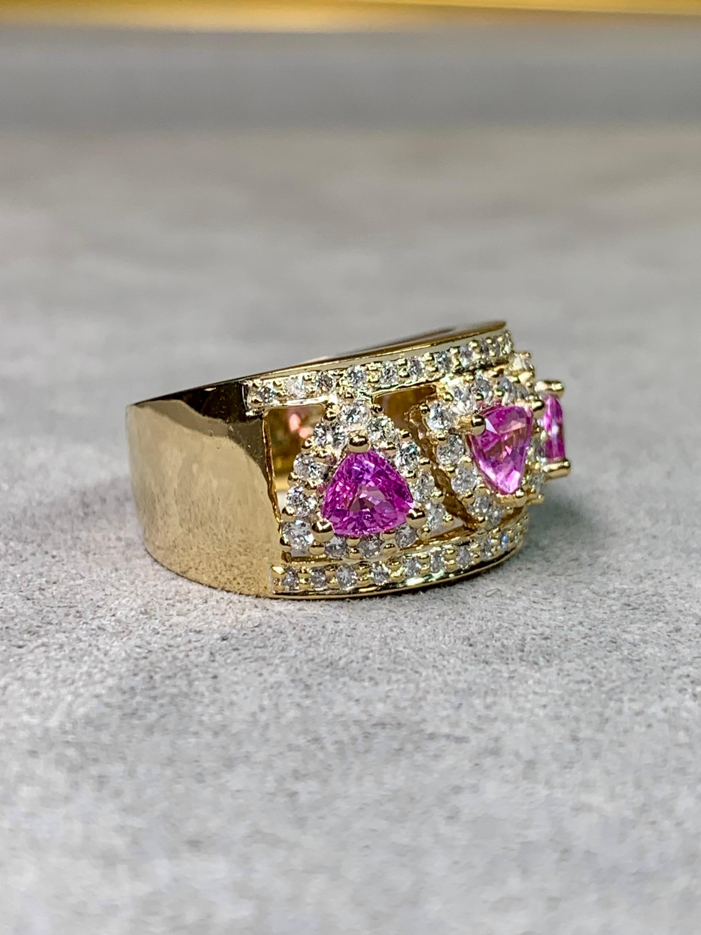 Estate 18K Trilliant Pink Sapphire Diamond Openwork Wide Band Cocktail Ring Sz 7 (Zeitgenössisch) im Angebot
