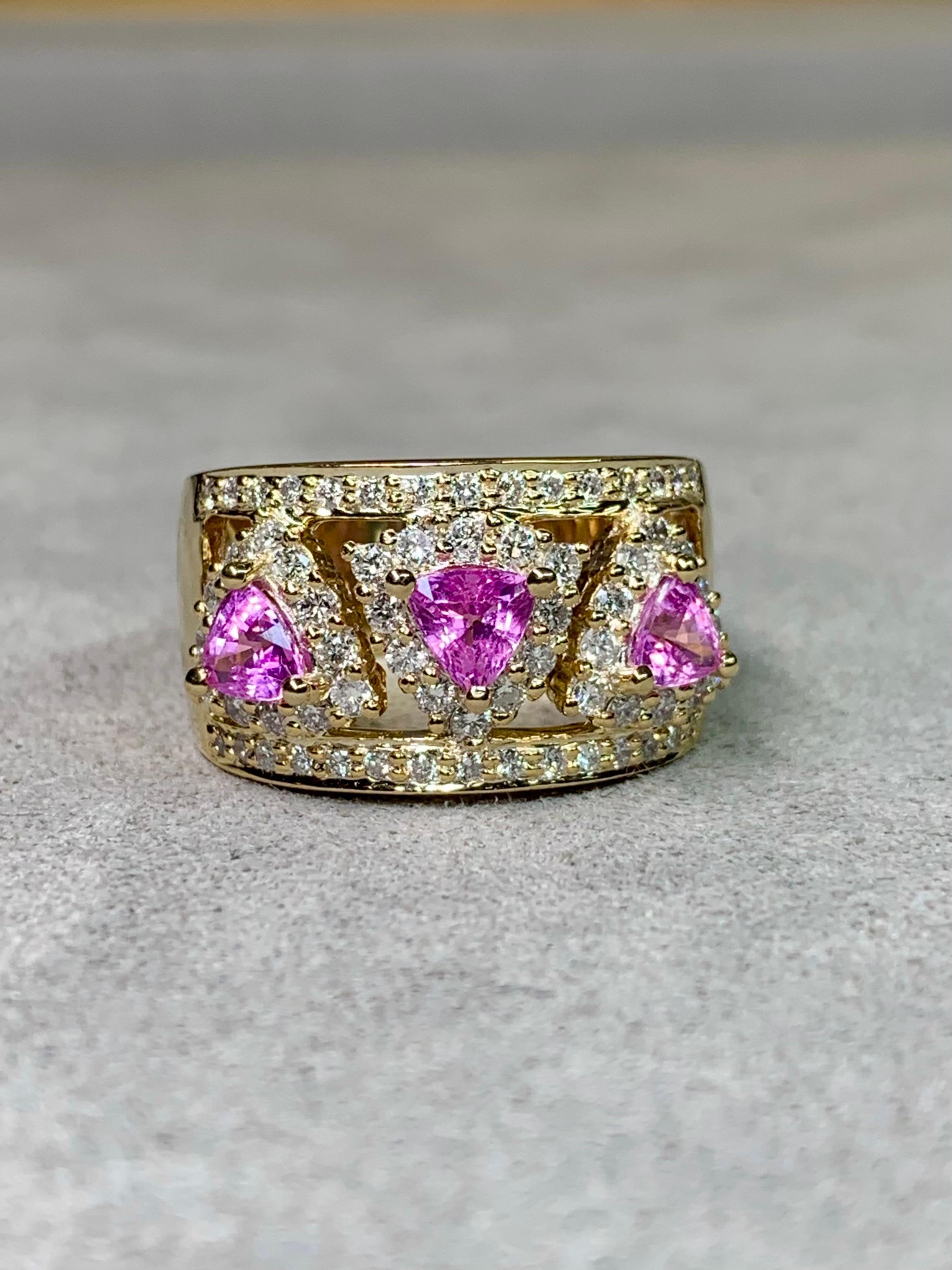 Estate 18K Trilliant Pink Sapphire Diamond Openwork Wide Band Cocktail Ring Sz 7 (Trillionschliff) im Angebot