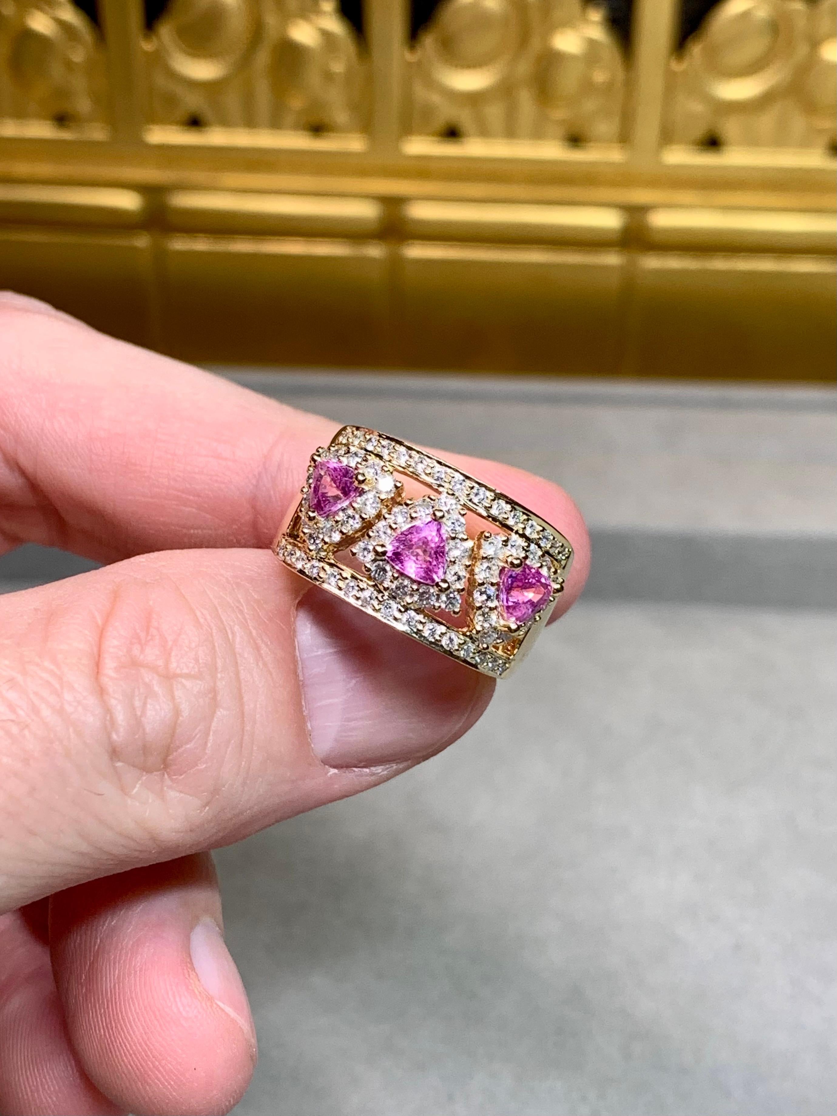 Estate 18K Trilliant Pink Sapphire Diamond Openwork Wide Band Cocktail Ring Sz 7 im Zustand „Hervorragend“ im Angebot in Winter Springs, FL