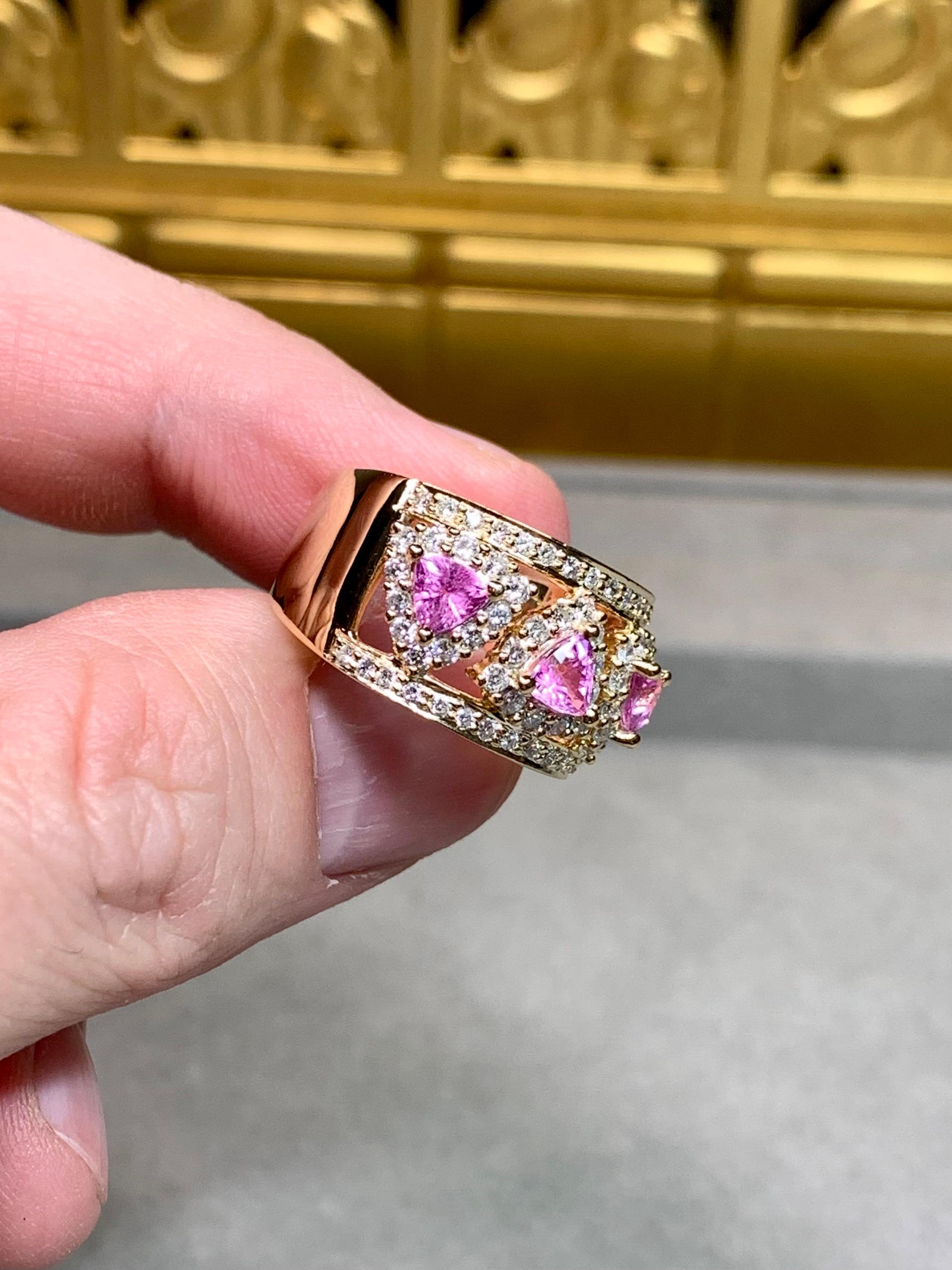 Estate 18K Trilliant Pink Sapphire Diamond Openwork Wide Band Cocktail Ring Sz 7 für Damen oder Herren im Angebot