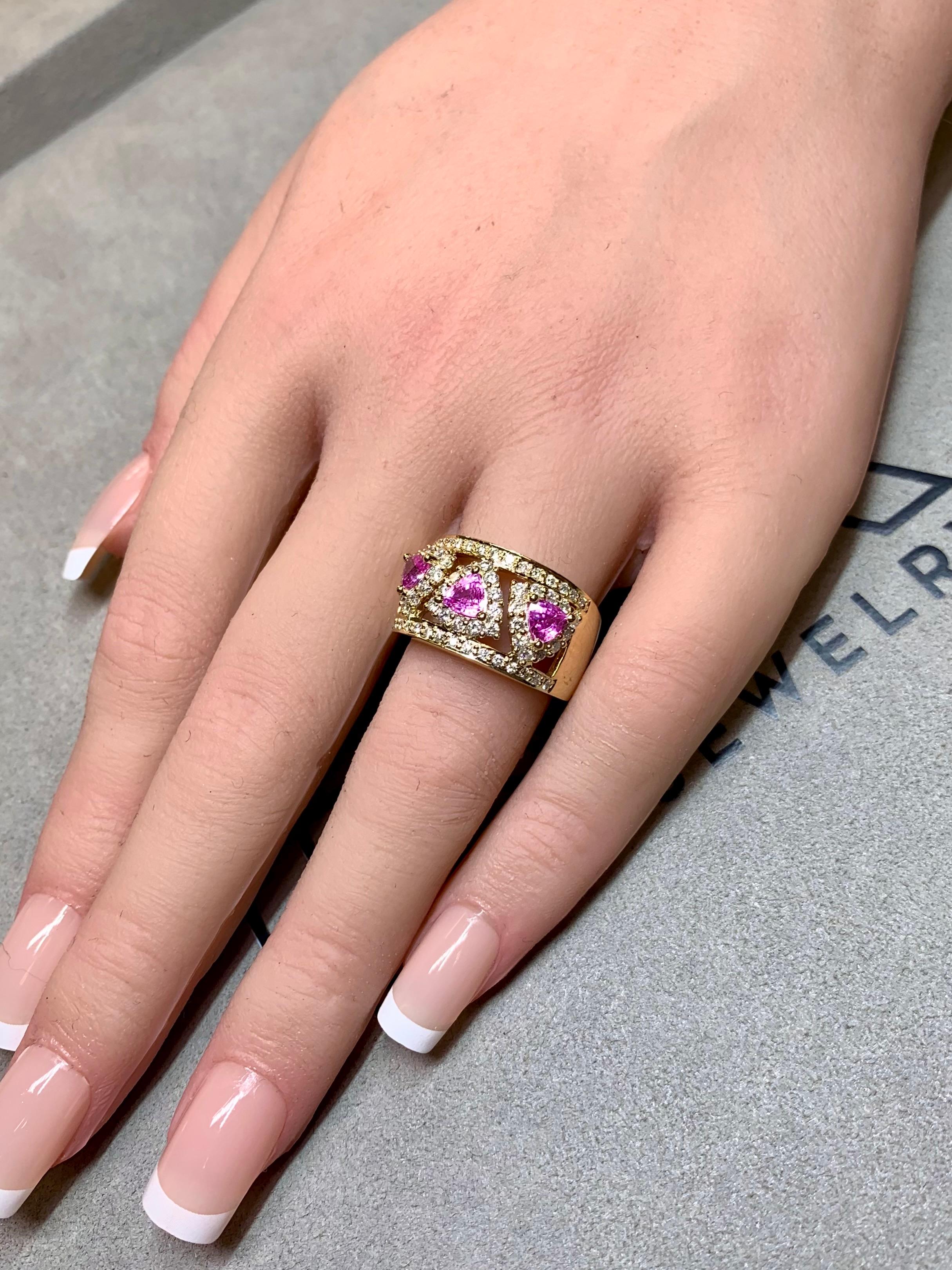 Estate 18K Trilliant Pink Sapphire Diamond Openwork Wide Band Cocktail Ring Sz 7 im Angebot 1