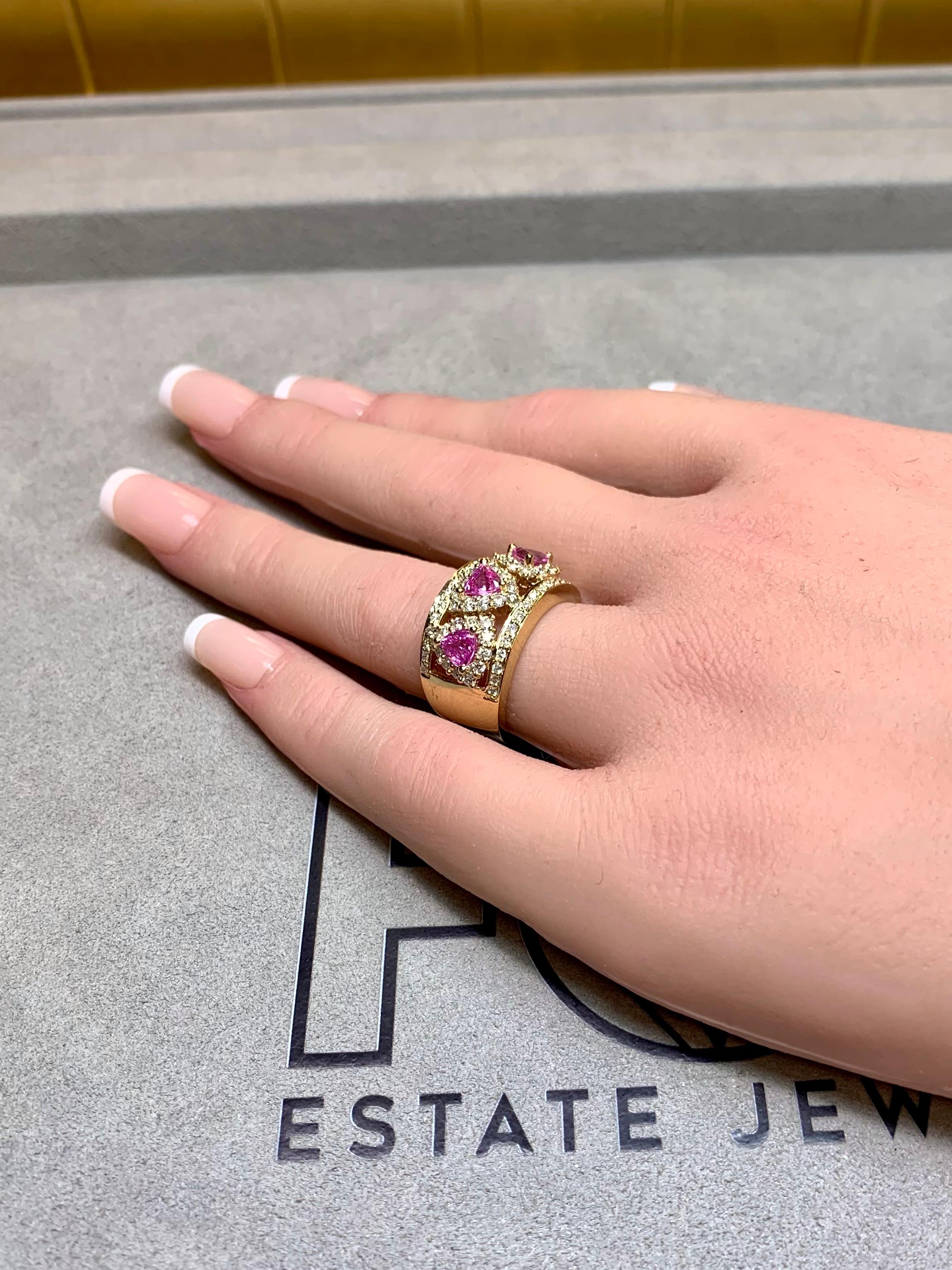 Estate 18K Trilliant Pink Sapphire Diamond Openwork Wide Band Cocktail Ring Sz 7 im Angebot 2