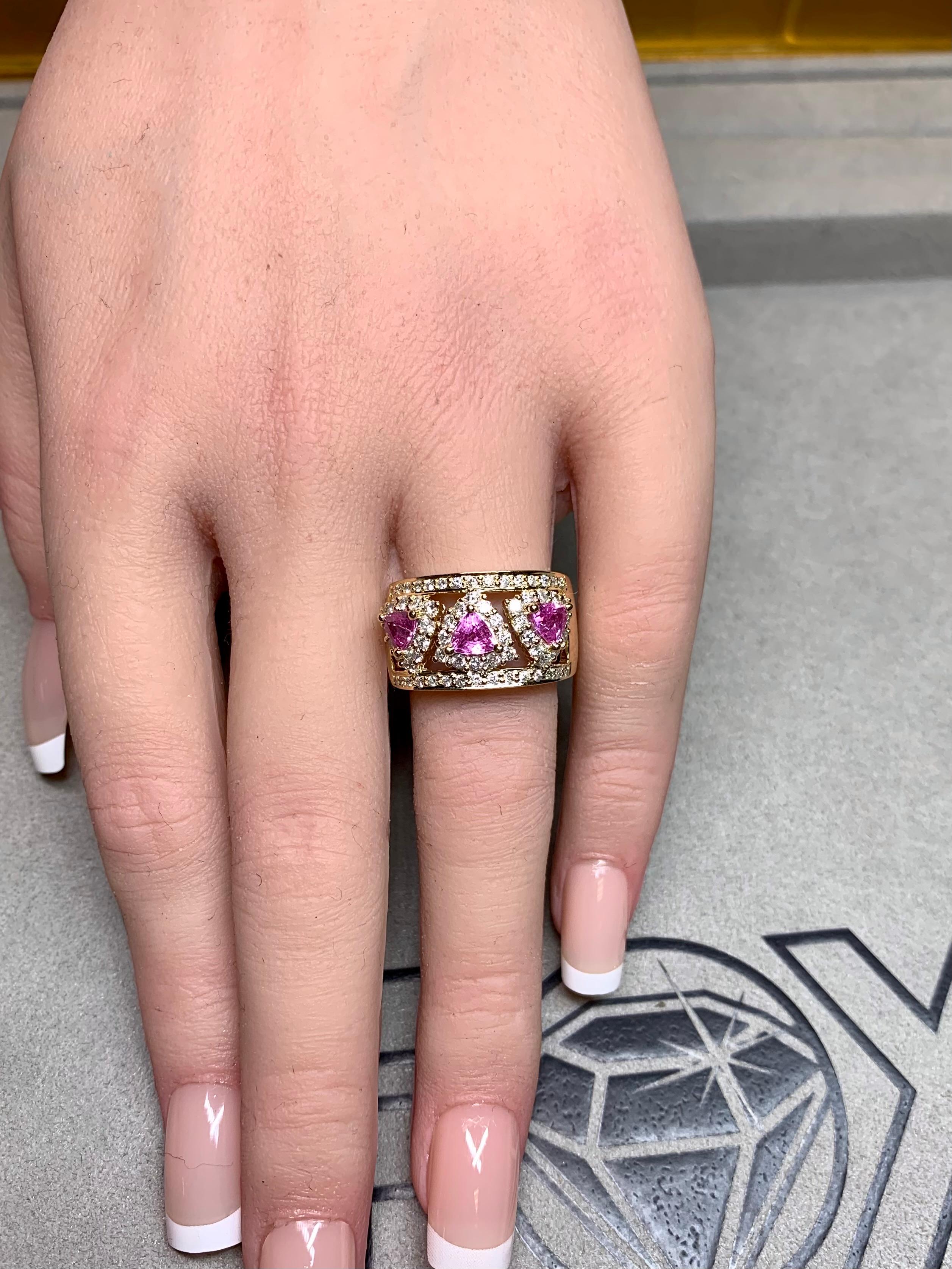 Estate 18K Trilliant Pink Sapphire Diamond Openwork Wide Band Cocktail Ring Sz 7 im Angebot 3