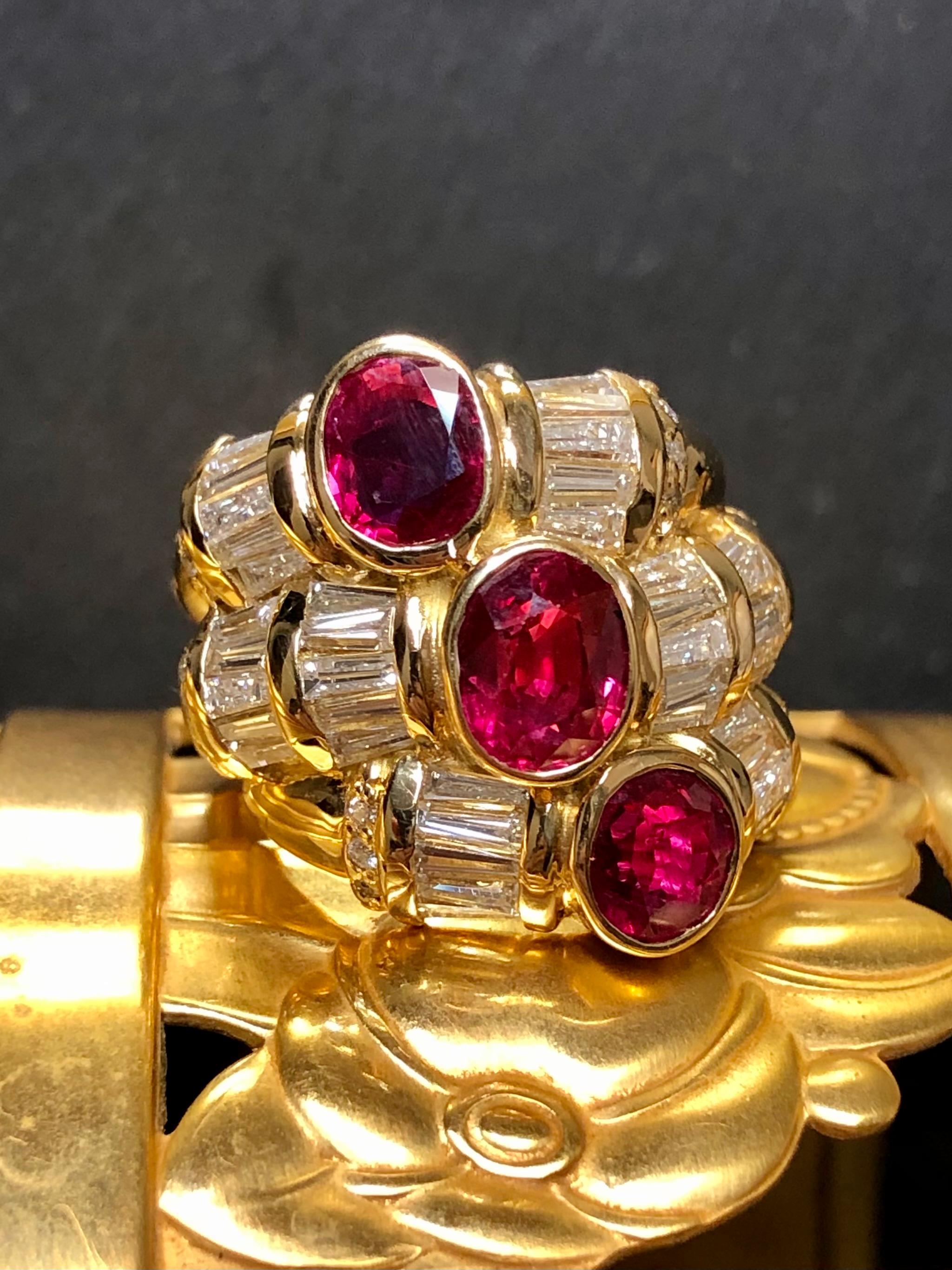 Wir lieben originelle und gewagte Stücke, die keine Ausreden zulassen, und dieser Ring ist keine Ausnahme. Es wurde in 18K Gelbgold gefertigt und mit ca. 4,20cttw in G-H Farbe Vs1-2 Klarheit, spitz zulaufenden, Baguette und runden Diamanten besetzt.