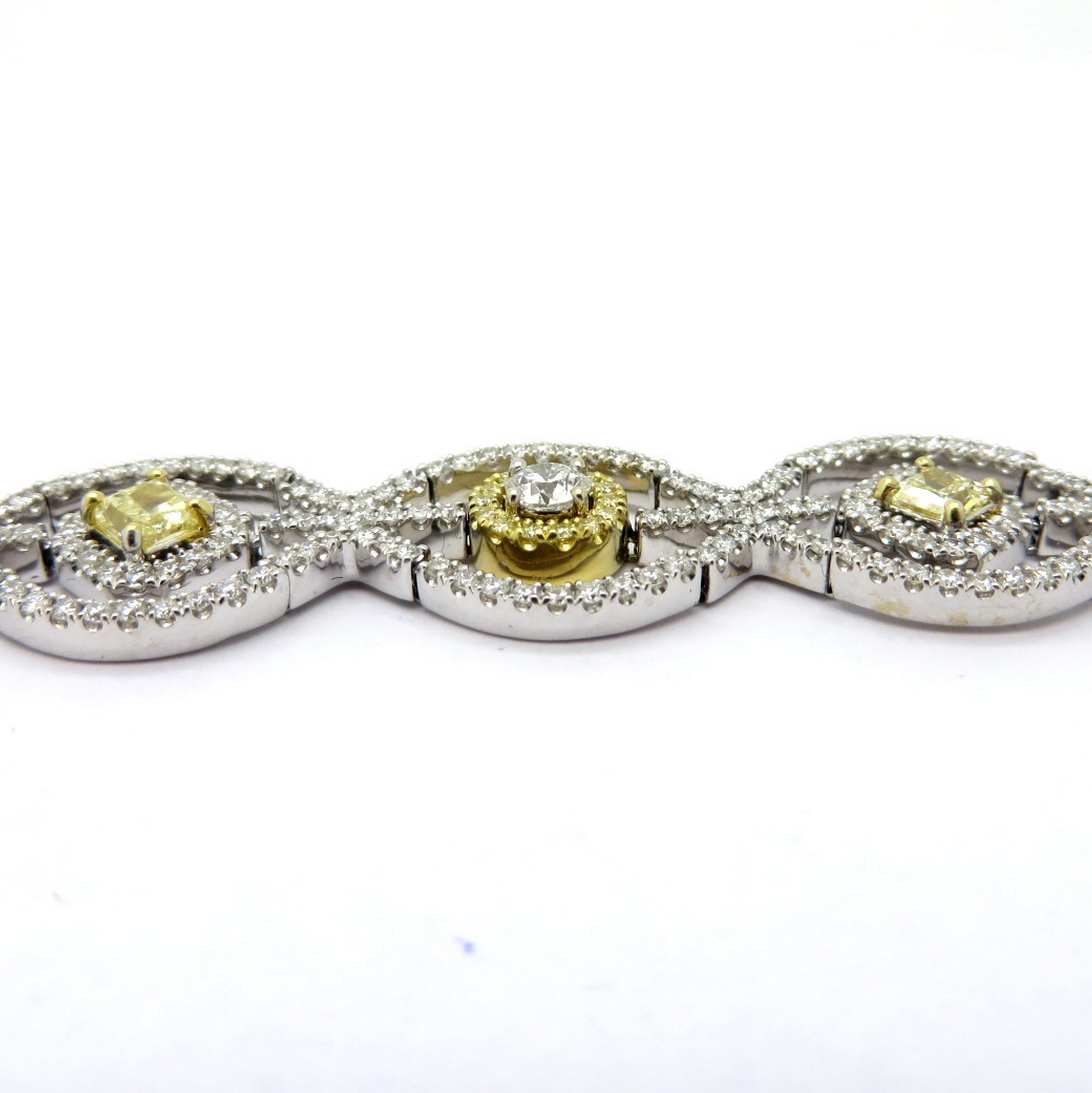 Bracelet tennis en or bicolore 18K à diamants jaunes radiant. Présentant cinq diamants de taille rayonnante jaune de fantaisie, sertis à quatre griffes, pesant un total combiné d'environ 1,70 carats, présentant une pureté VS1. Accentué par de