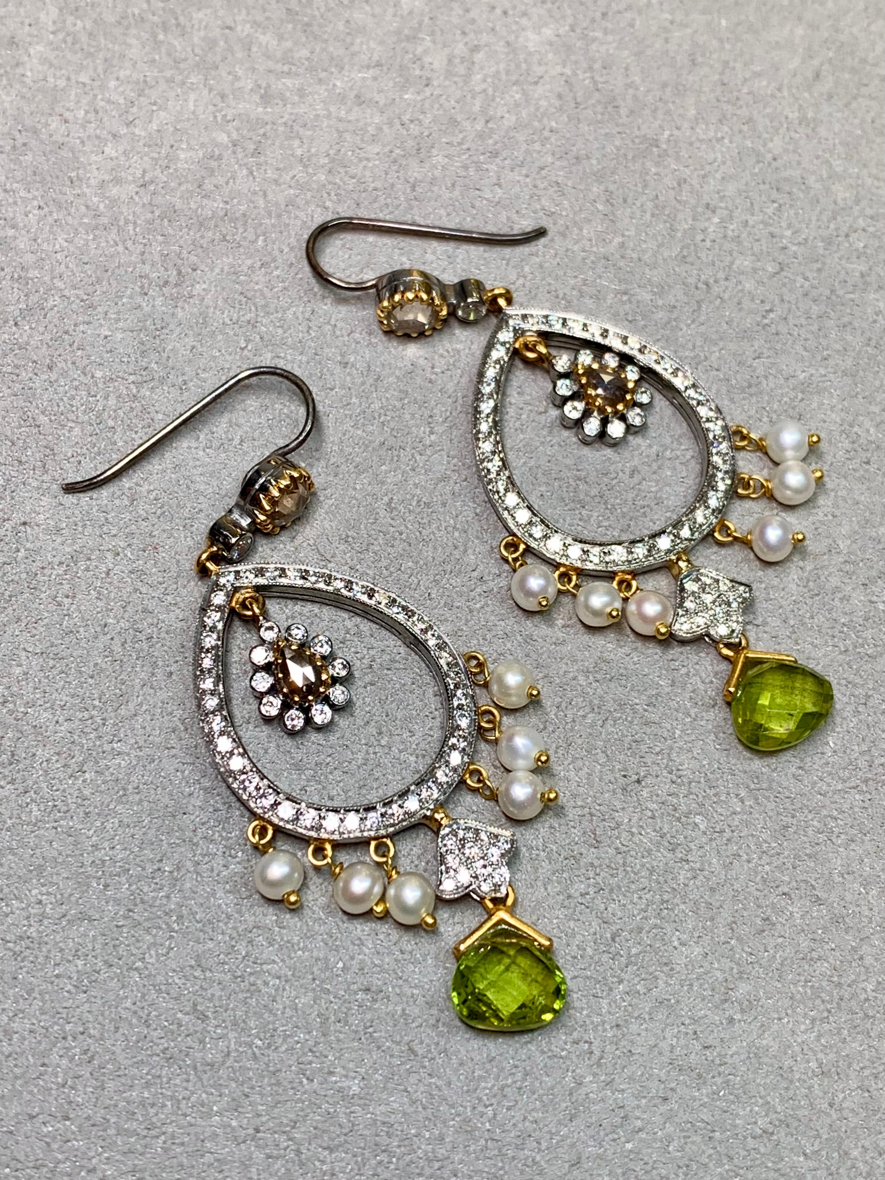 
Ein auffälliges Paar moderner Ohrringe im Kronleuchter-Stil aus 18 Karat Gelb- und Weißgold/Schwarzrhodium. Diese Ohrringe zeichnen sich durch ein elegantes tropfenförmiges Design aus, das mit weißen und braunen Diamanten im Rosenschliff besetzt