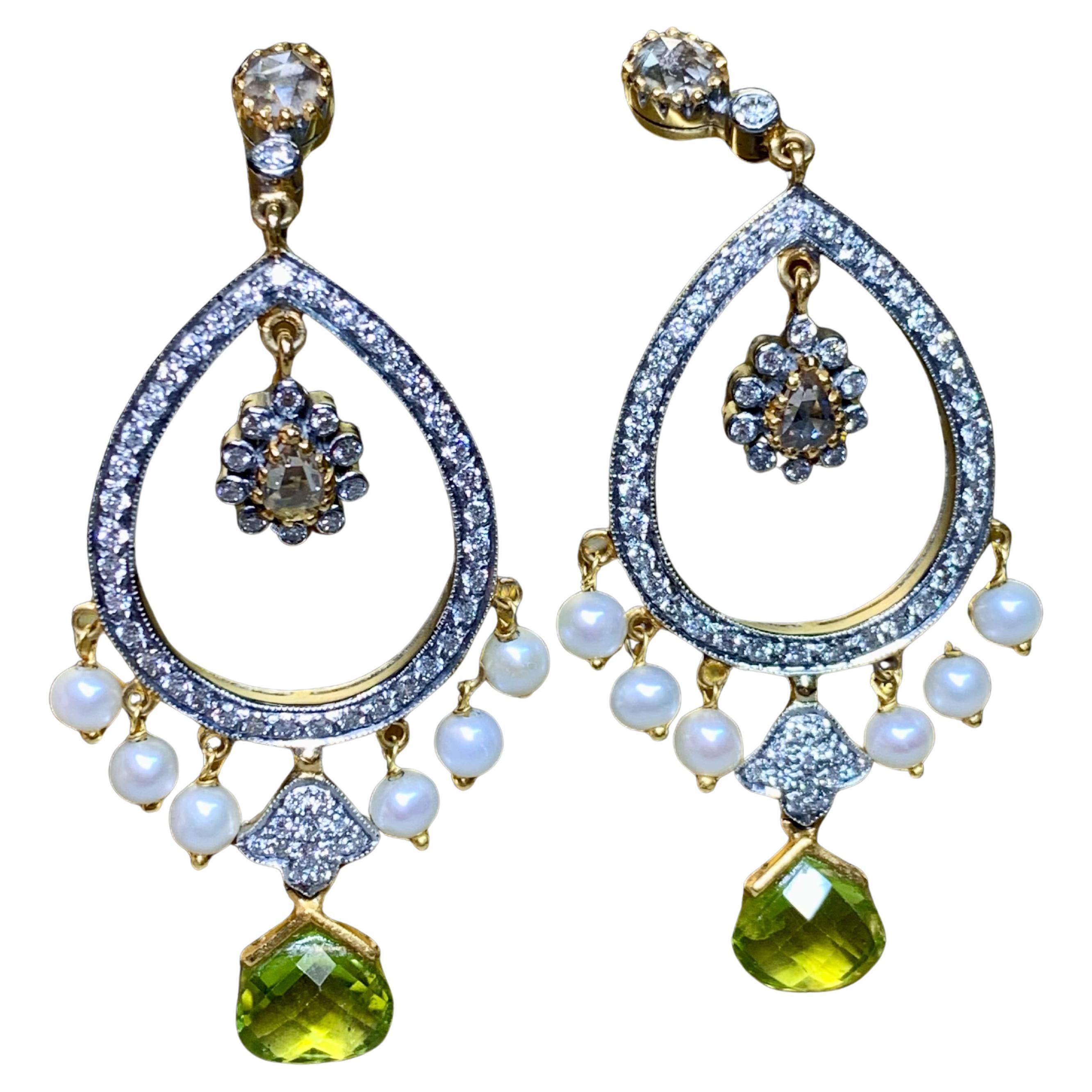 Estate 18k zwei Ton Rose Cut braun weiß Diamant Peridot Perle Tropfen Ohrringe im Angebot