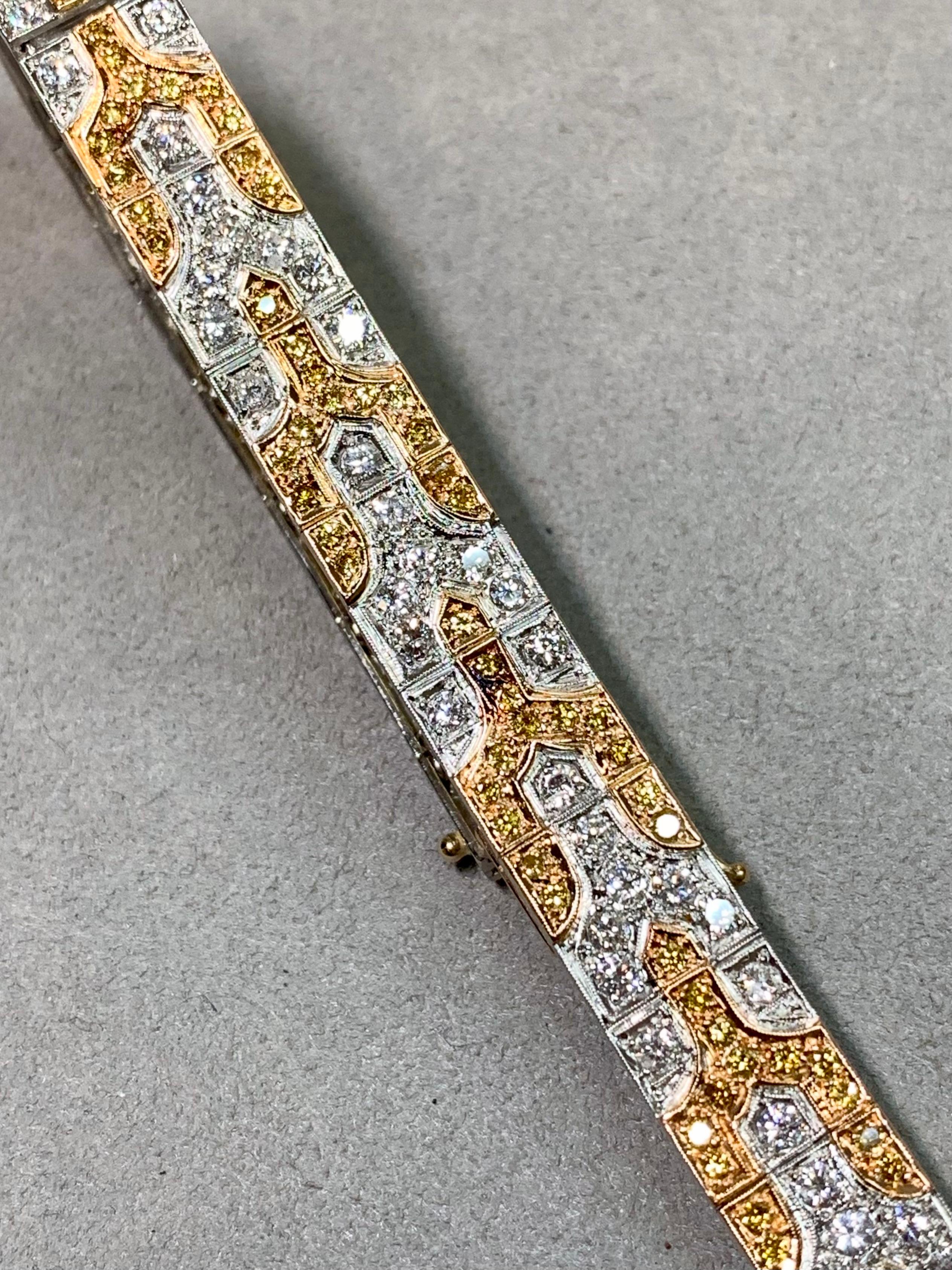 
Ein exquisites Armband aus einer raffinierten Kombination aus 18 Karat Weiß- und Gelbgold. Dieses kühne und elegante Schmuckstück präsentiert eine schillernde Reihe weißer und gelber Diamanten von insgesamt etwa 10 Karat. Mit ihrem beträchtlichen
