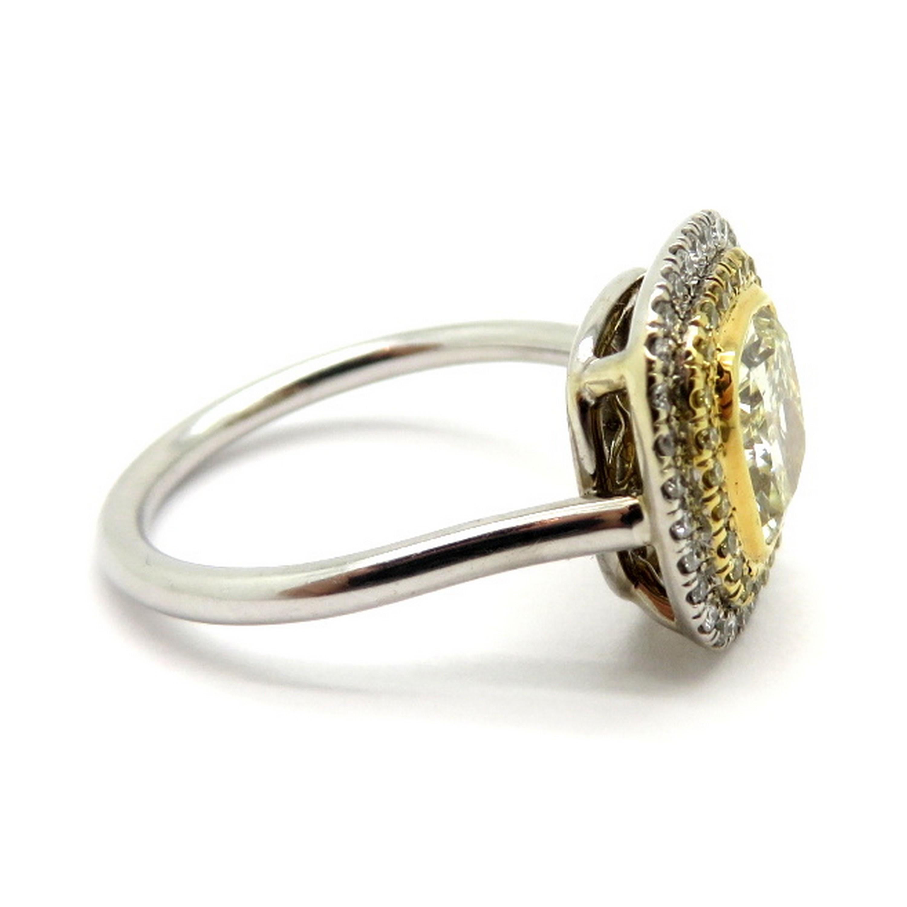 Nachlass Verlobungsring, 18 Karat zweifarbiger gelber Diamant im Strahlenschliff mit Halo im Zustand „Hervorragend“ im Angebot in Scottsdale, AZ