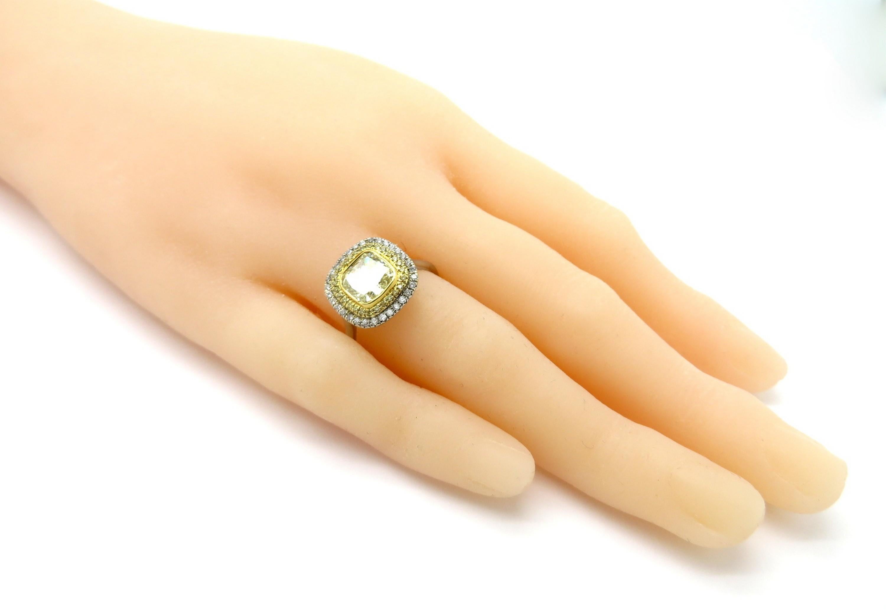 Anello di fidanzamento aureolato con diamanti a taglio radiante giallo 18 carati di proprietà in vendita 1