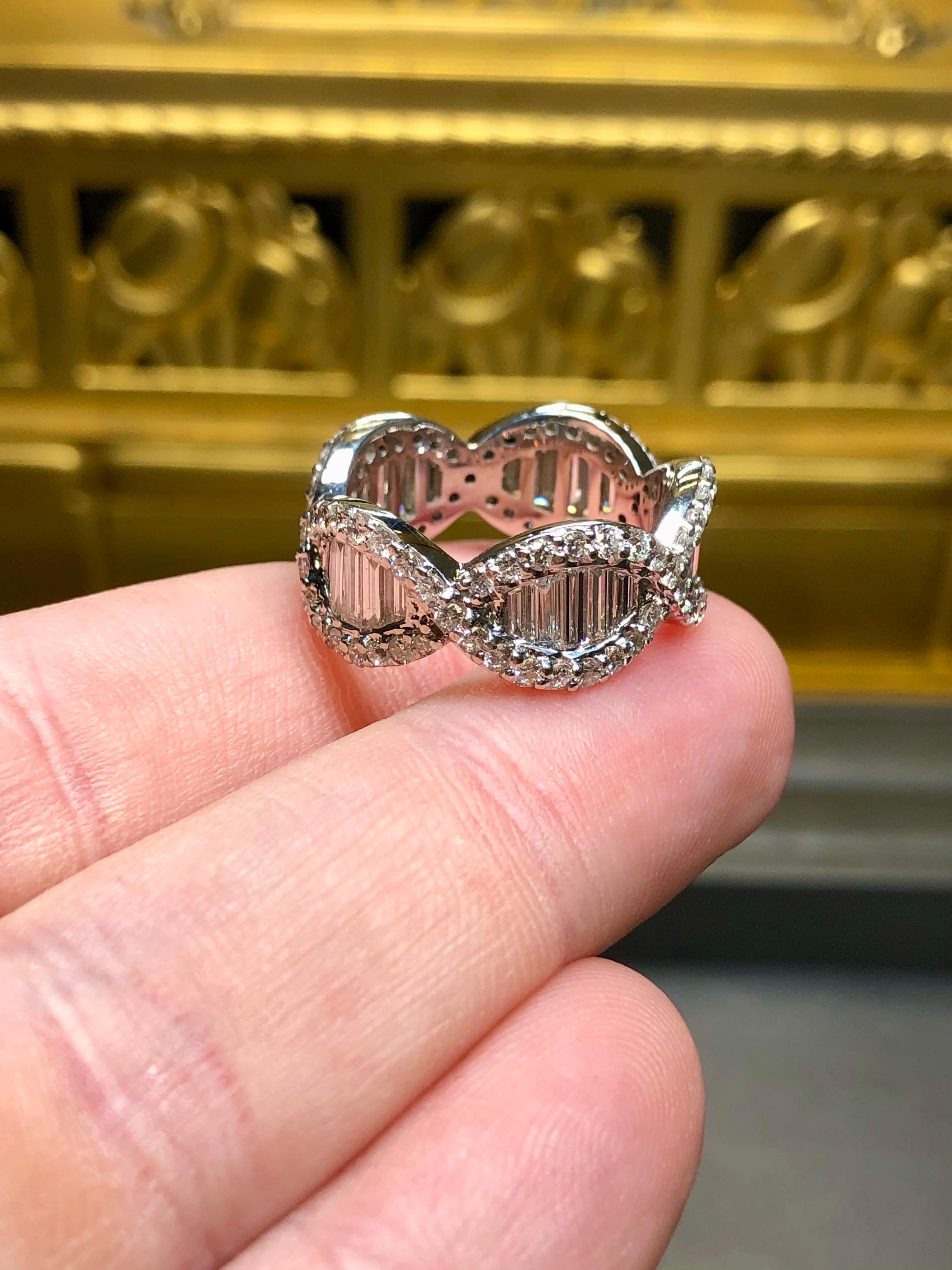 Estate 18K White Baguette Round Diamond G - Vs Wave Eternity Band 4.25cttw Sz 8 In Excellent Condition For Sale In Winter Springs, FL