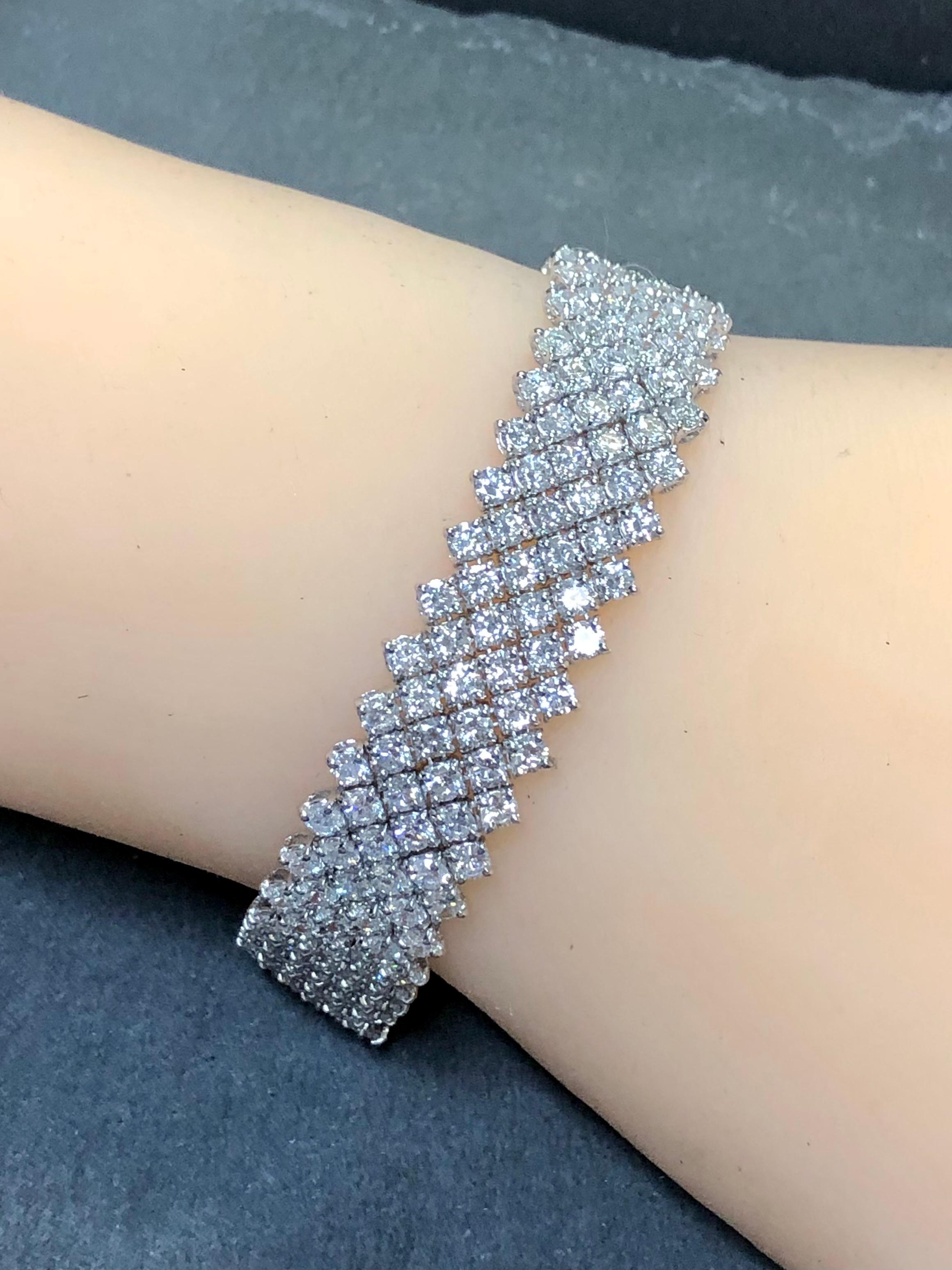Nachlass 18k Weißer Diamant Breites flexibles Cocktailarmband 23,10cttw im Angebot 4