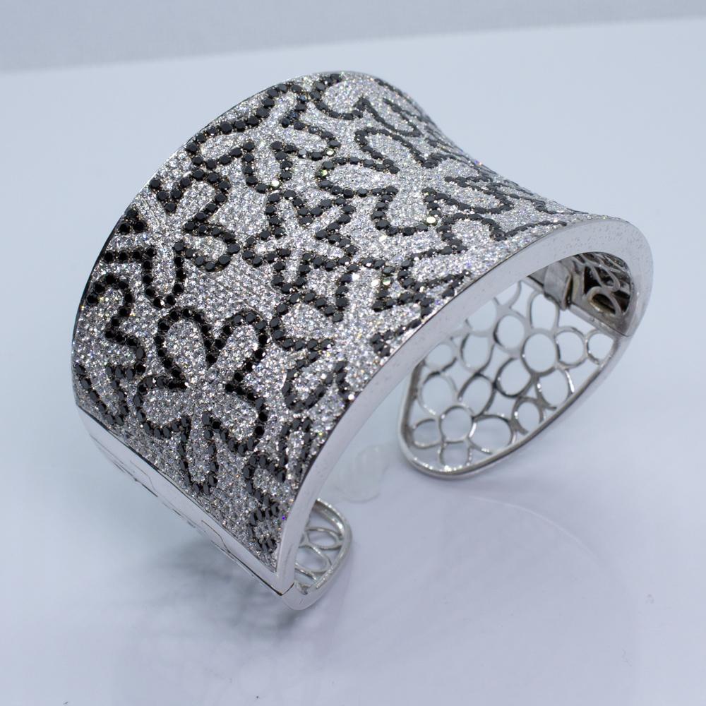 Round Cut Estate 18K White Gold 10.14 carat Black & White Diamond Flower Bangle Bracelet For Sale