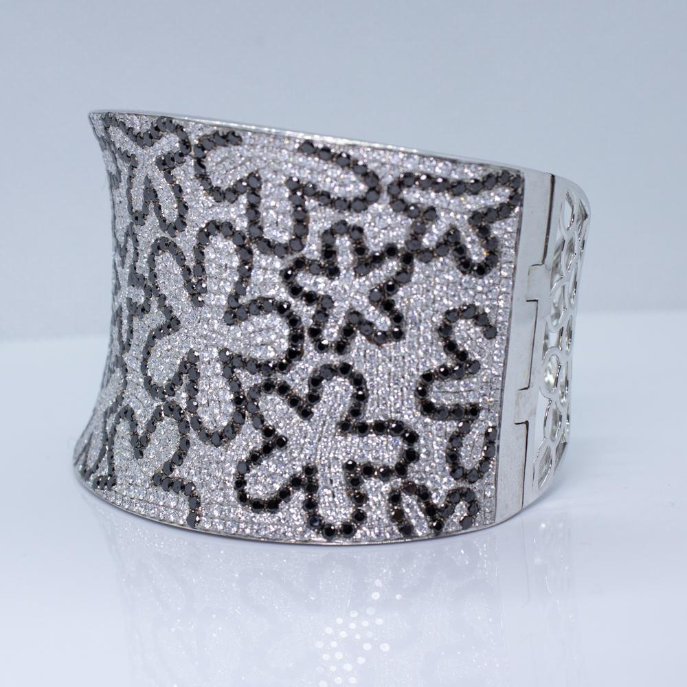 Bracelet jonc fleur en or blanc 18 carats avec diamants noirs et blancs de 10,14 carats (succession) Pour femmes en vente