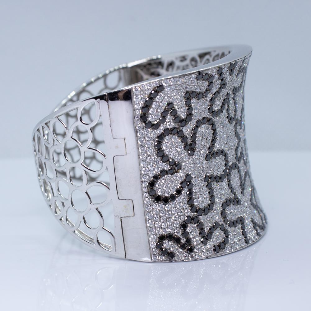 Estate 18K White Gold 10.14 carat Black & White Diamond Flower Bangle Bracelet For Sale 2