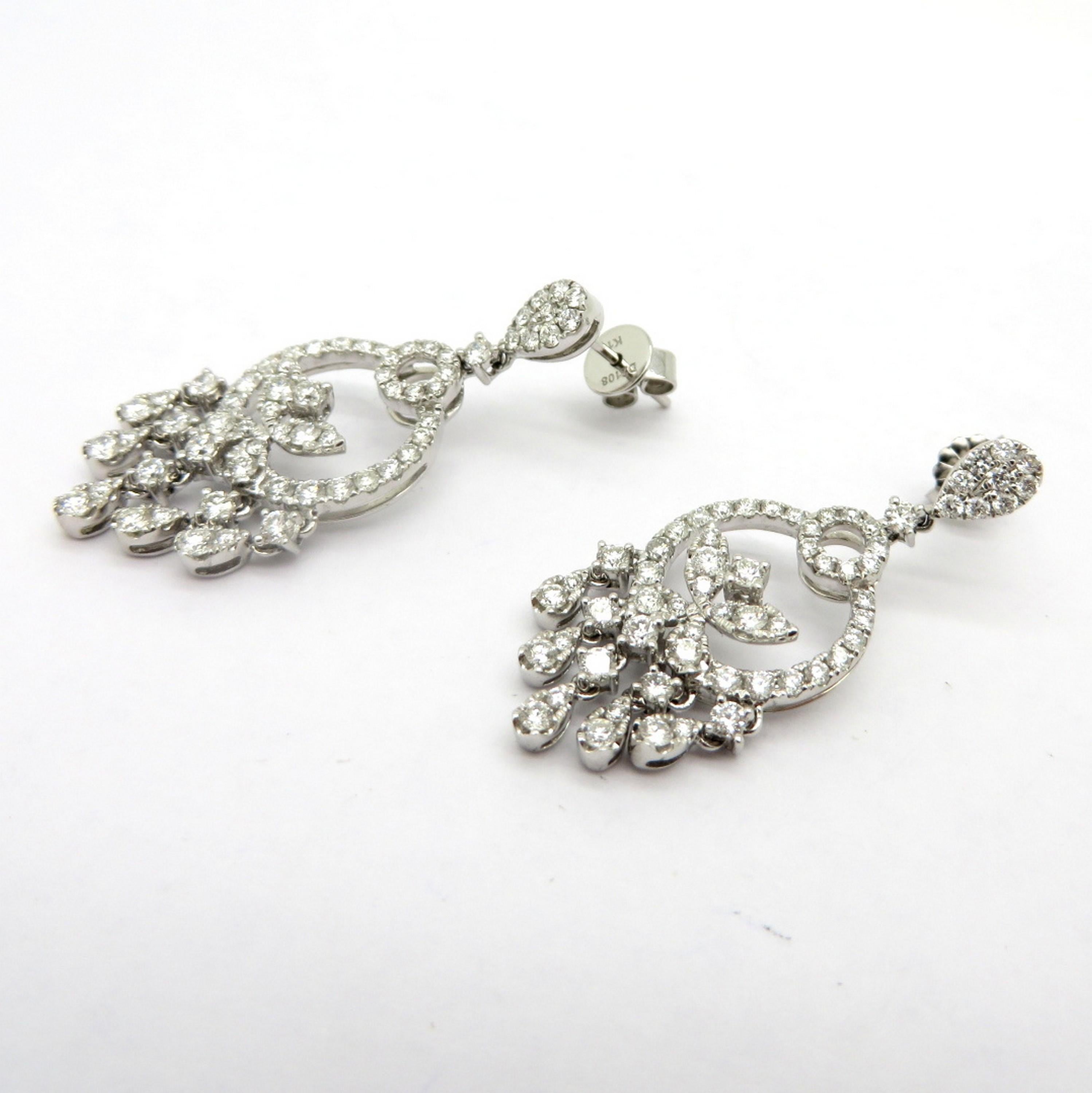 Women's Estate 18 Karat White Gold 2.10 Carat Round Diamond Dangle Chandelier Earrings For Sale