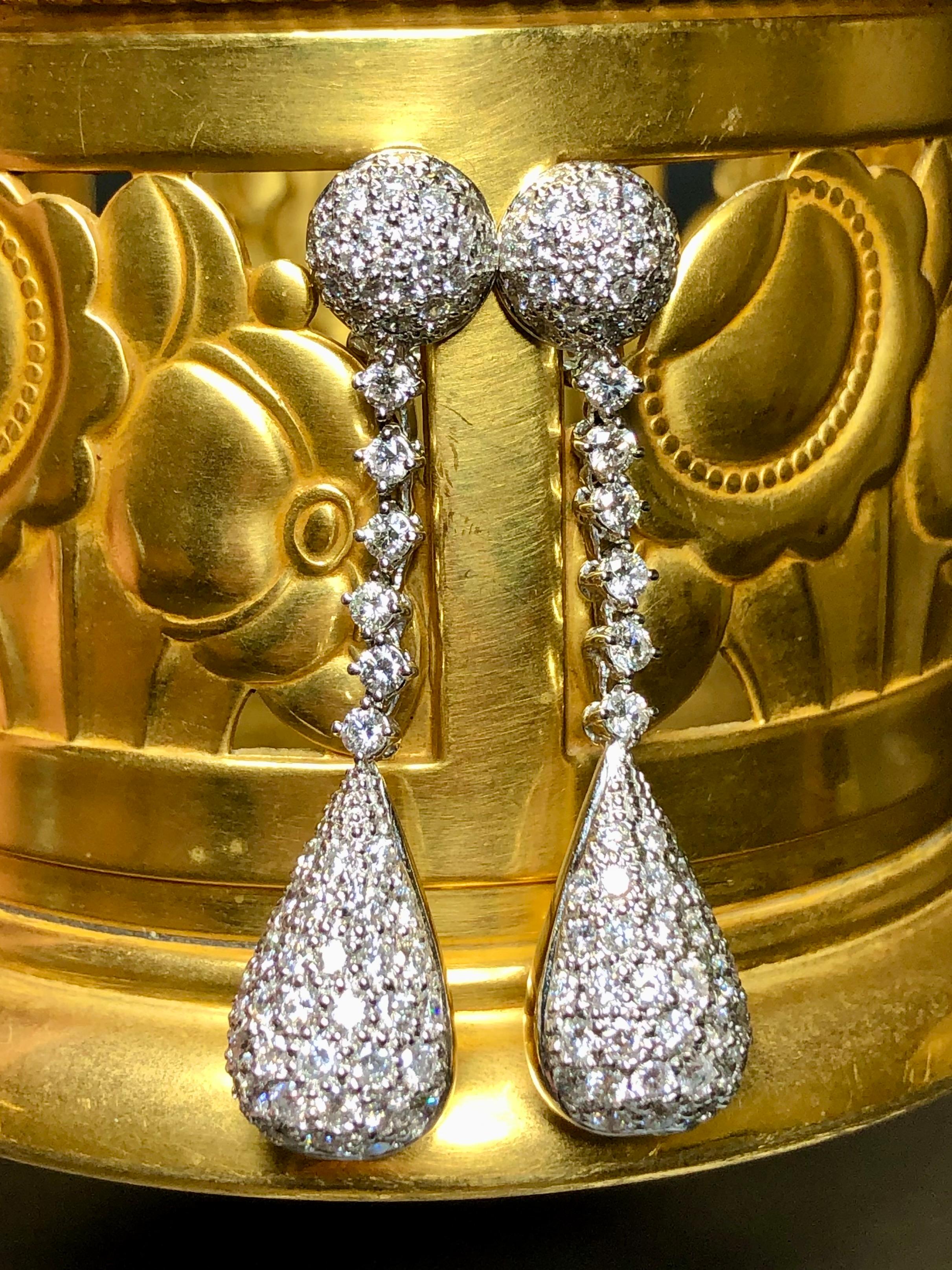 Un elegante paio di orecchini contemporanei di ottima fattura realizzati in oro bianco 18 carati e incastonati con circa 3,50 carati di diamanti rotondi di colore G-H e purezza Vs2-SI1. Questi orecchini sono dotati di perni con fondello a