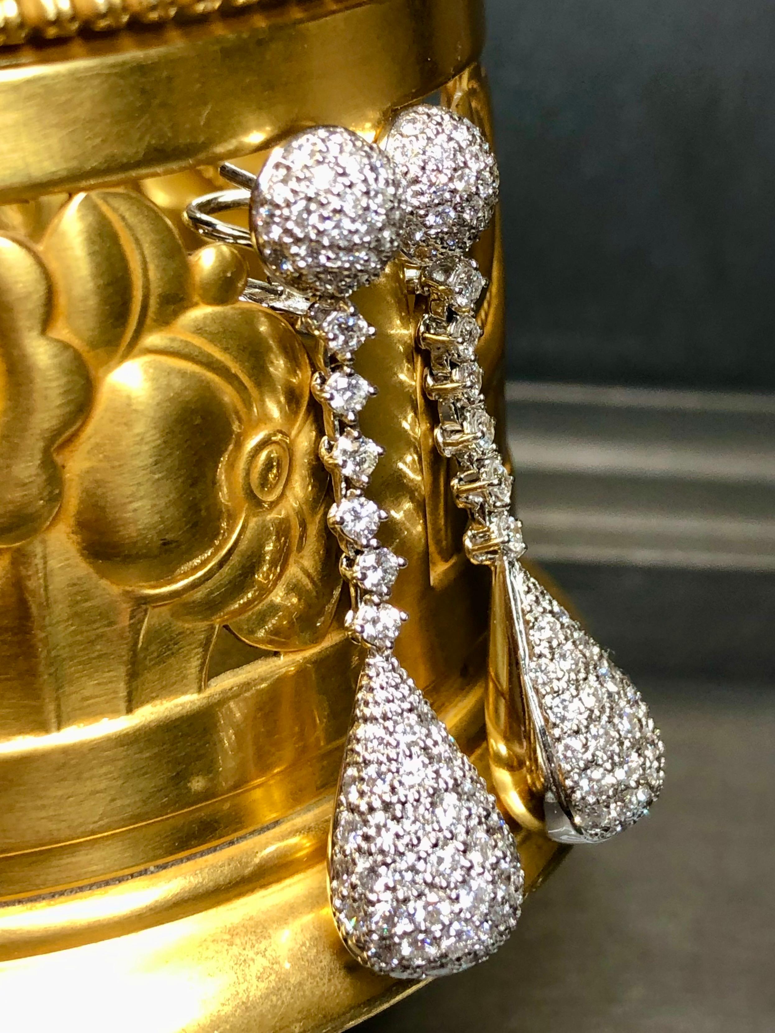 Contemporaneo Orecchini pendenti in oro bianco 18 carati con diamanti pavé da 3,50 carati, a goccia Omega in vendita