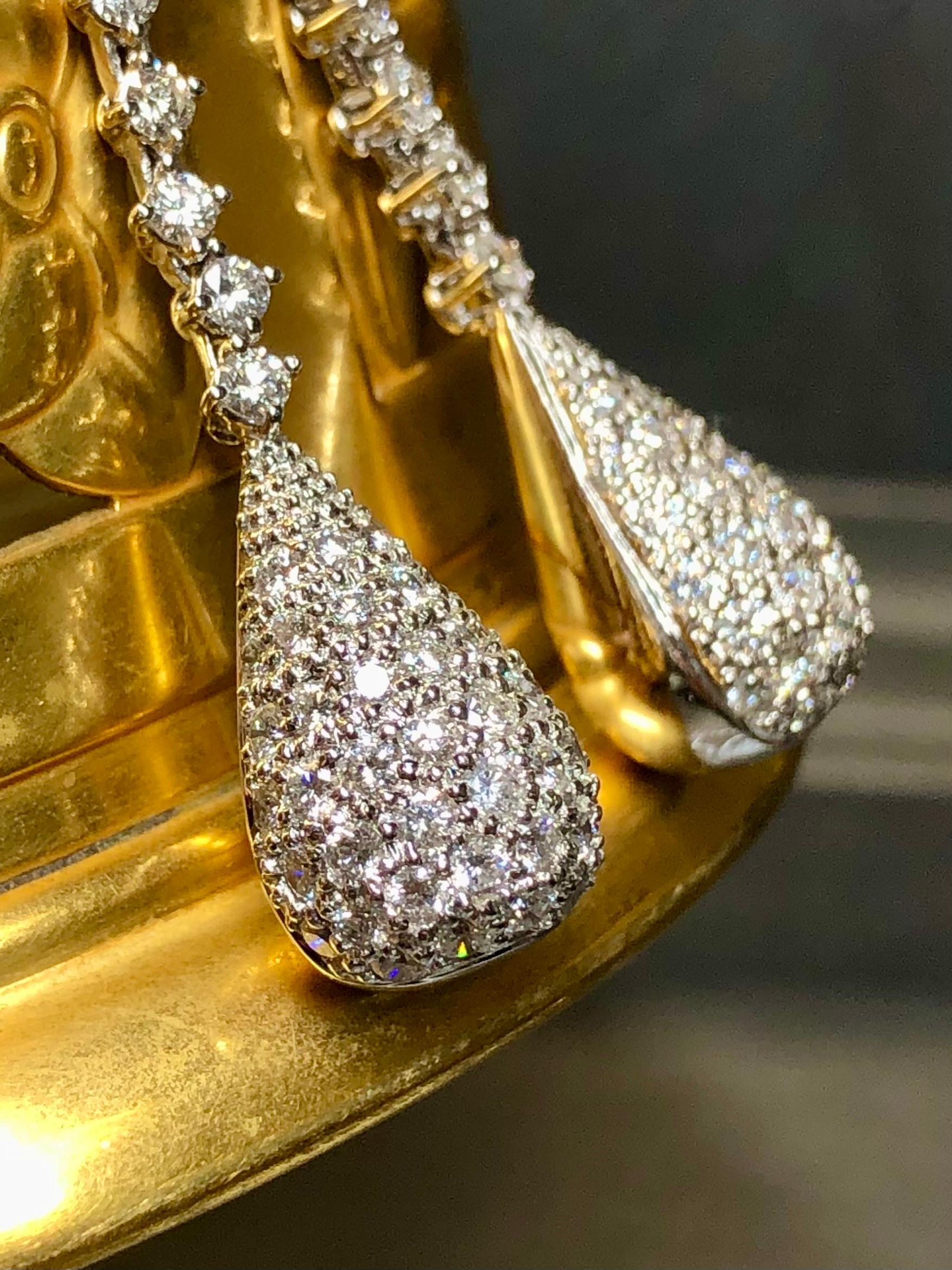 Taglio rotondo Orecchini pendenti in oro bianco 18 carati con diamanti pavé da 3,50 carati, a goccia Omega in vendita