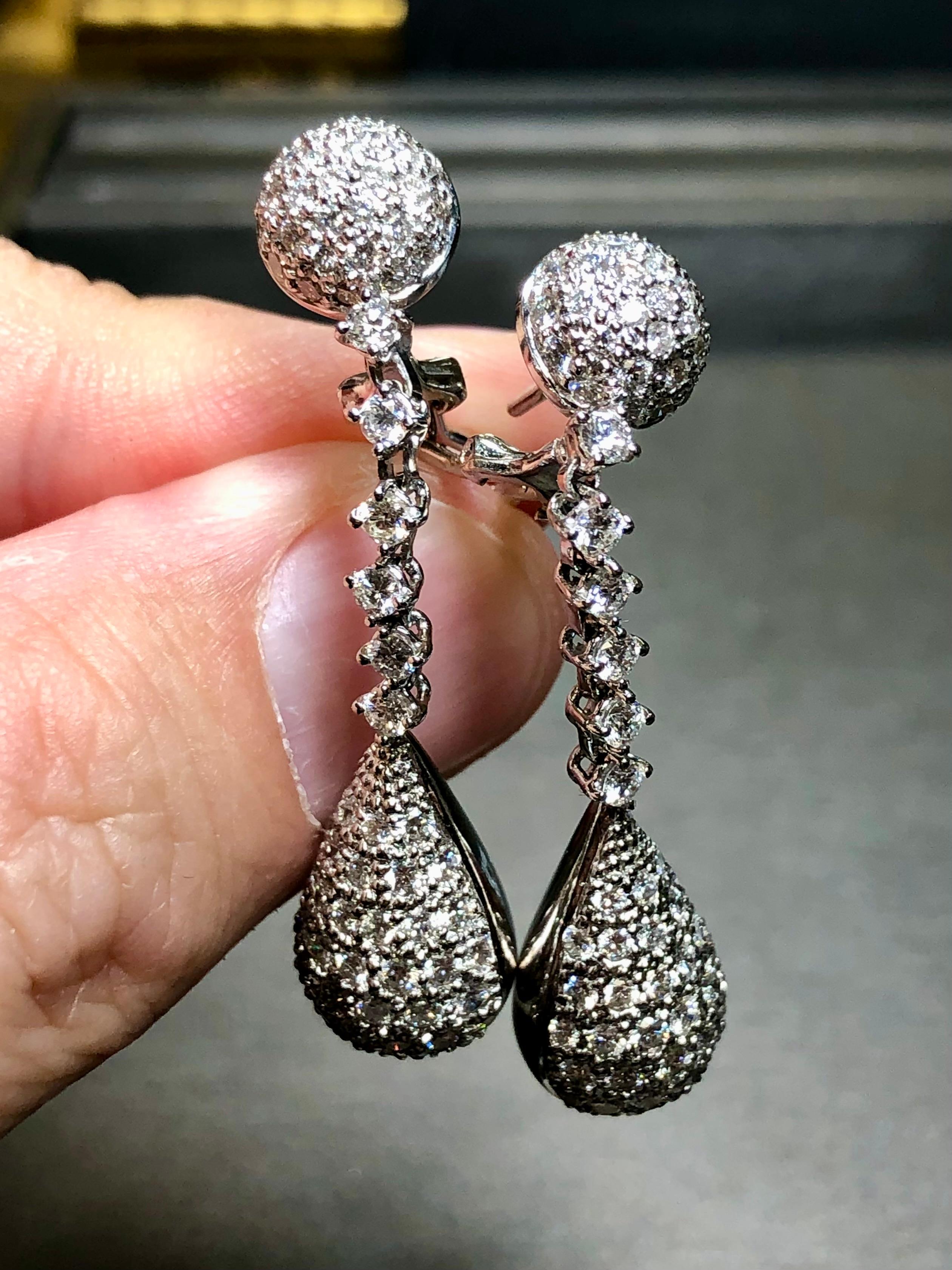 Orecchini pendenti in oro bianco 18 carati con diamanti pavé da 3,50 carati, a goccia Omega In condizioni buone in vendita a Winter Springs, FL