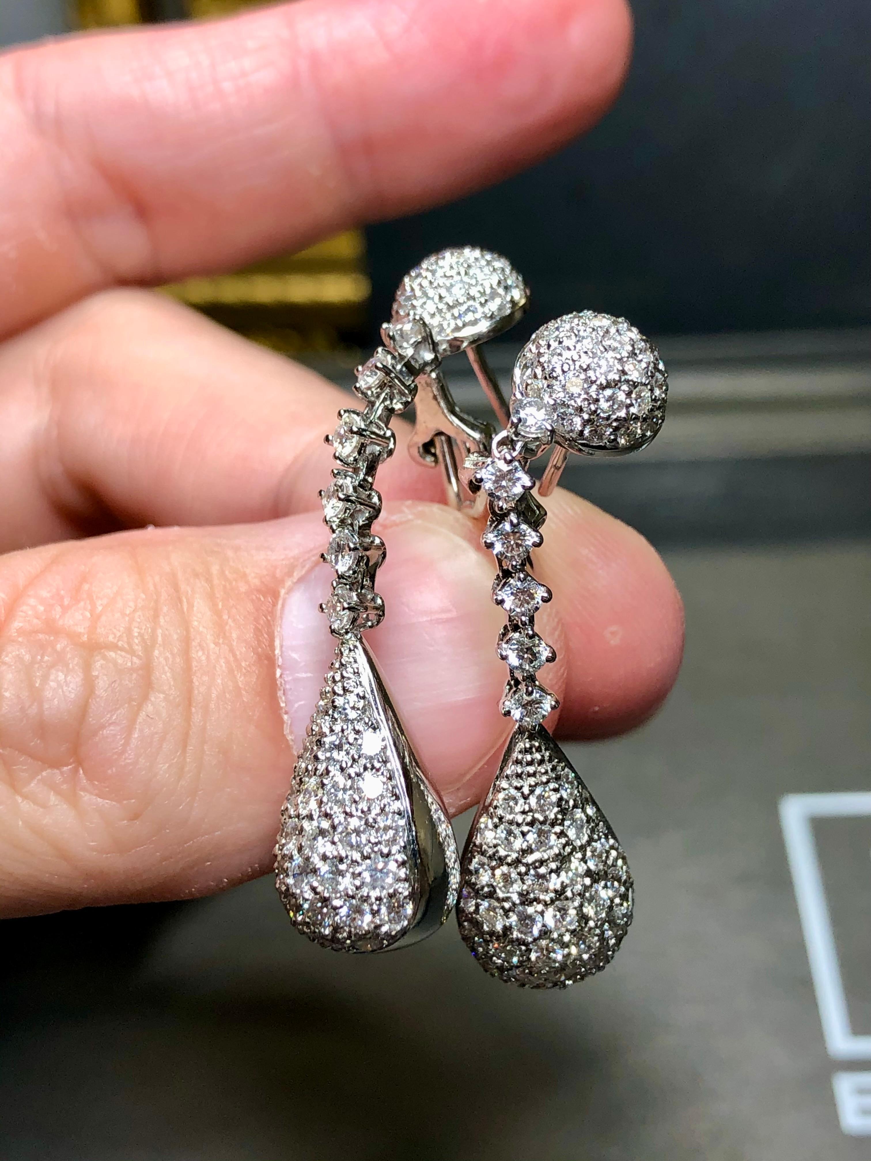 da uomo o donna Orecchini pendenti in oro bianco 18 carati con diamanti pavé da 3,50 carati, a goccia Omega in vendita