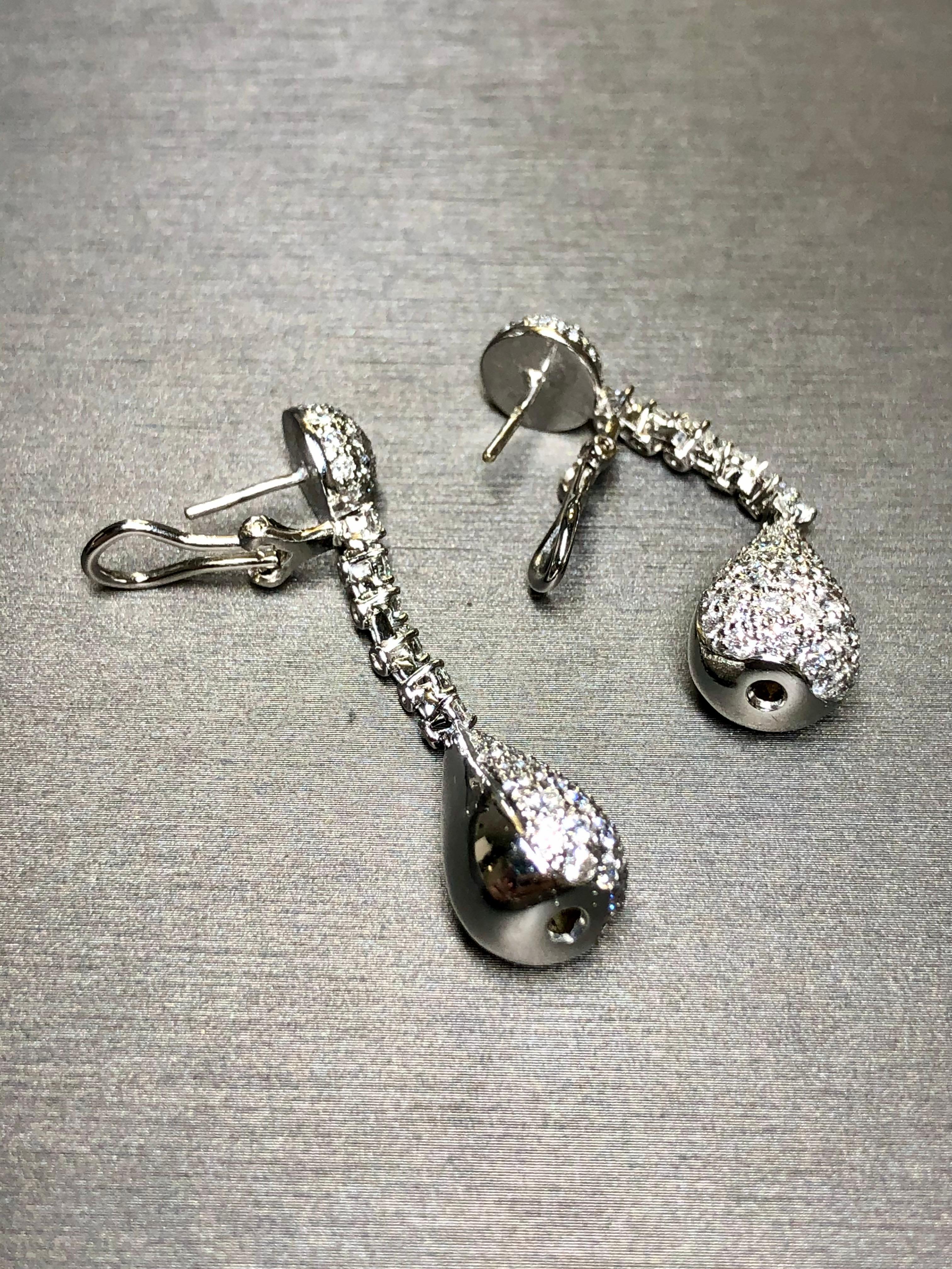 Orecchini pendenti in oro bianco 18 carati con diamanti pavé da 3,50 carati, a goccia Omega in vendita 1