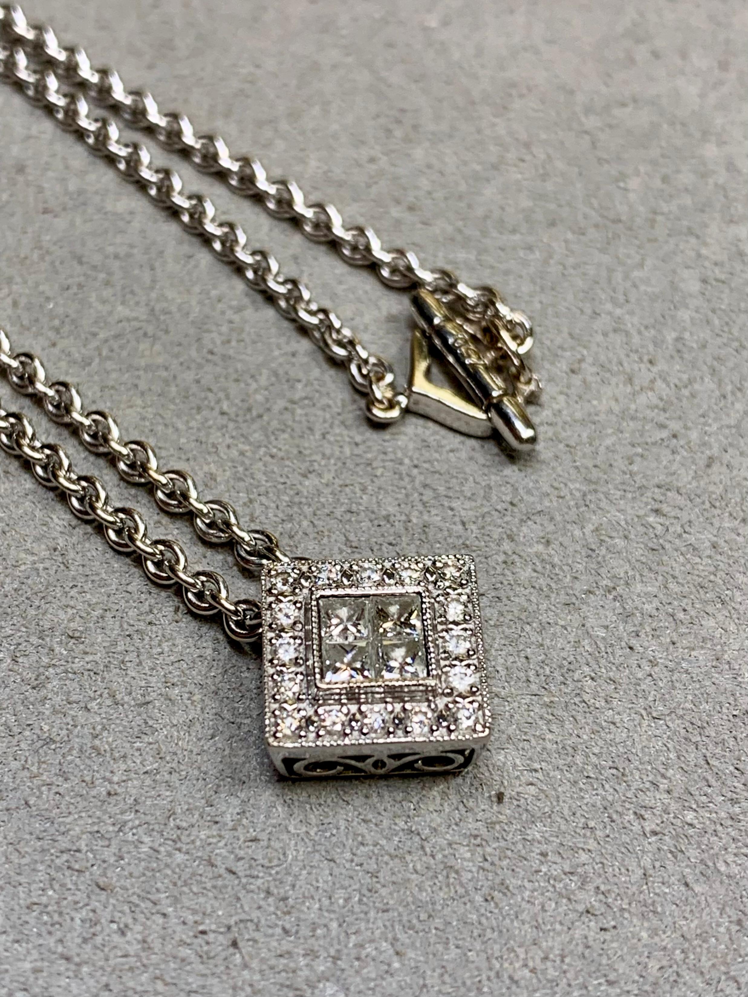 Un collier pendentif original de Philippe Charriol de la ligne Alor. La chaîne et le pendentif sont d'origine et tous deux en or blanc 18 carats. Le pendentif a été serti de .58ctw de diamants ronds et de taille princesse de couleur F-G et de pureté