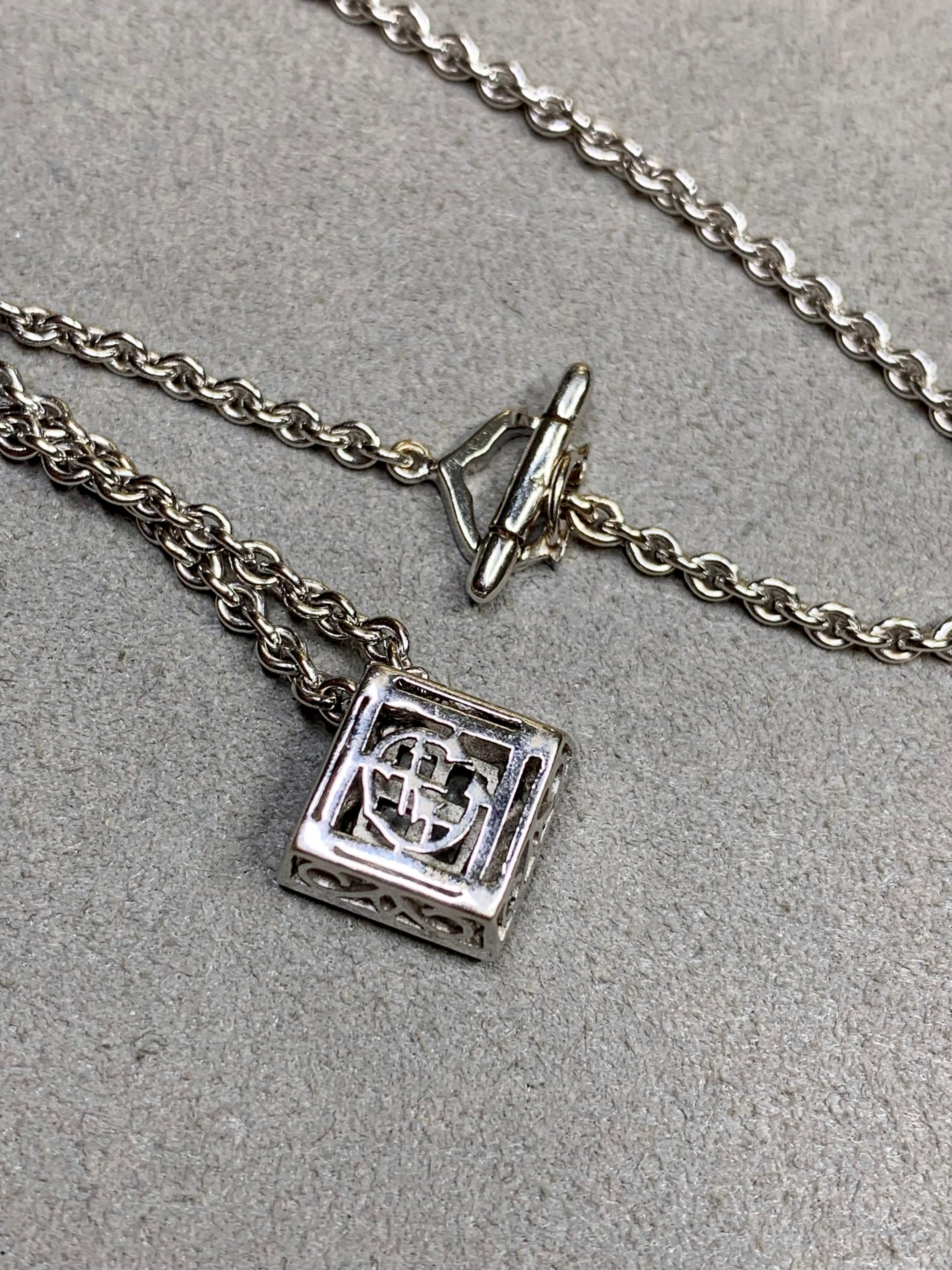Contemporain Collier de succession 16I en or blanc 18 carats Alor by Charriol avec pendentif halo de diamants en vente